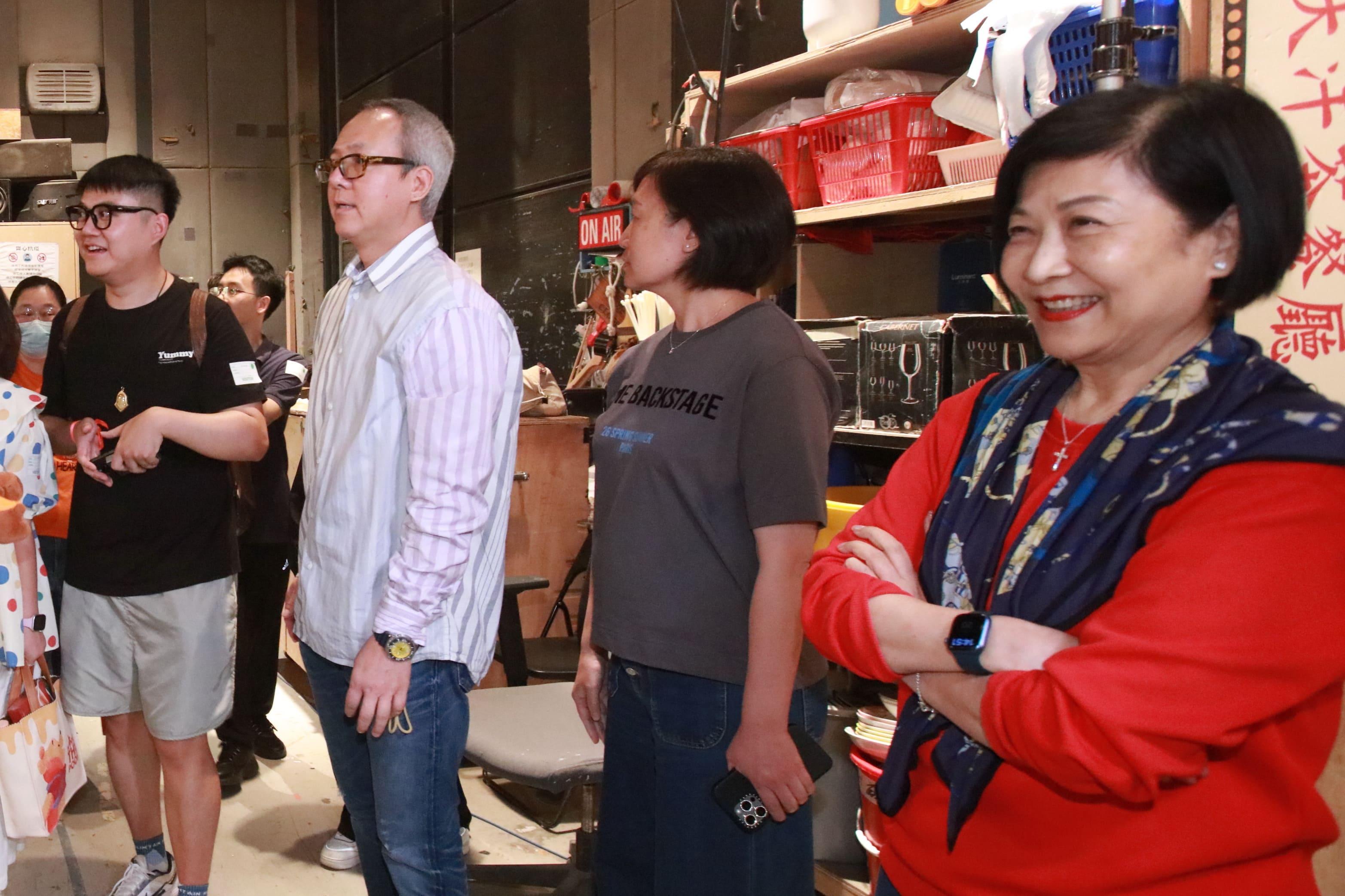 電視廣播有限公司執行董事及助理總經理(戲劇製作)曾勵珍(右一)及《愛.回家之開心速遞》監製梁耀堅(左一)熱情接待一眾粉絲進入十一廠探班。