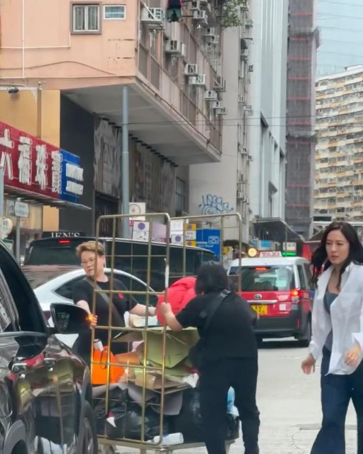 唐詩詠被直擊落車幫婆婆推垃圾車。