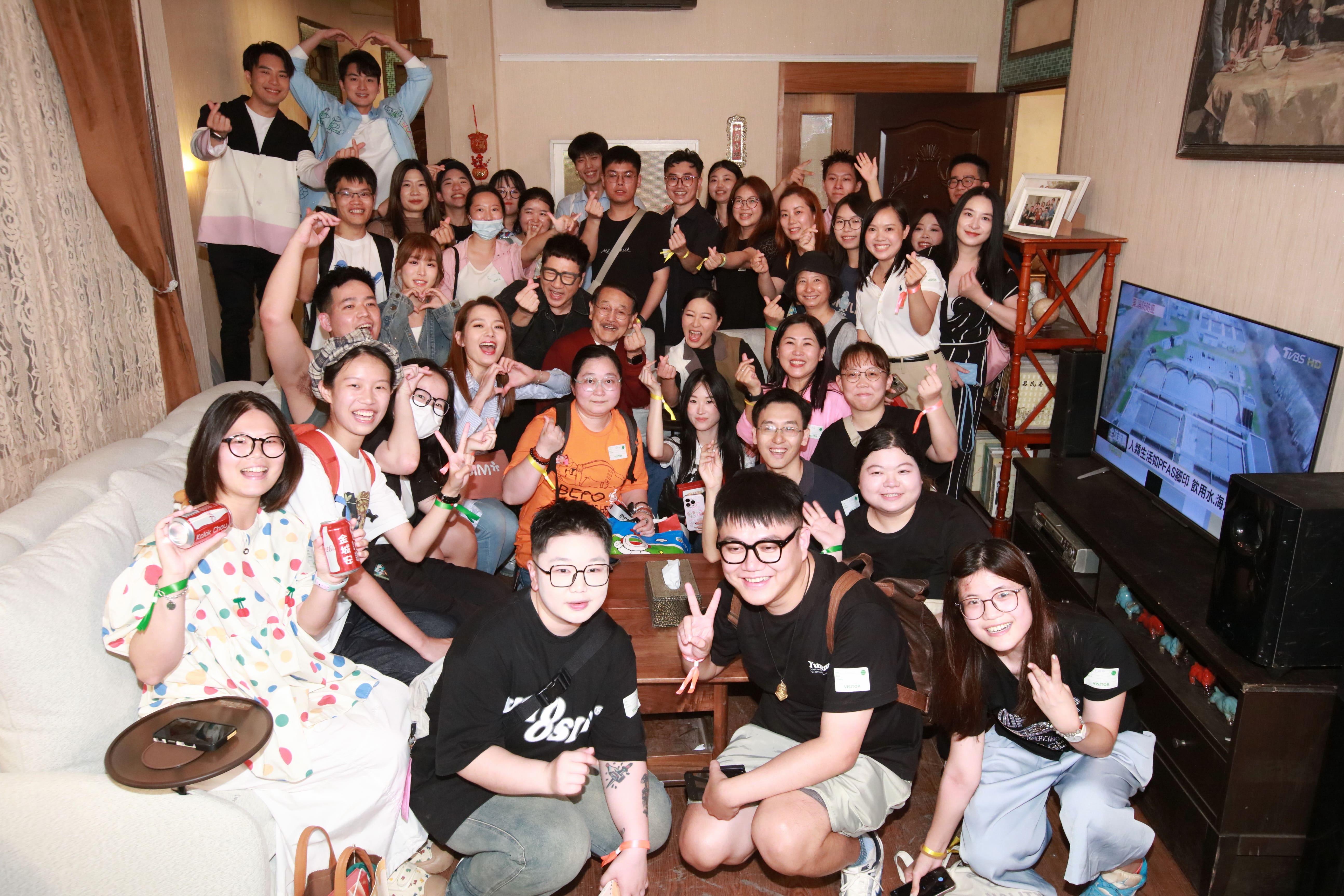 一眾粉絲和《愛.回家之開心速遞》主要演員在十一廠合影留念。