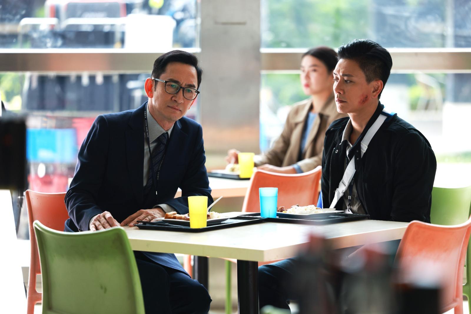 吳啟華角色忠奸難辨。