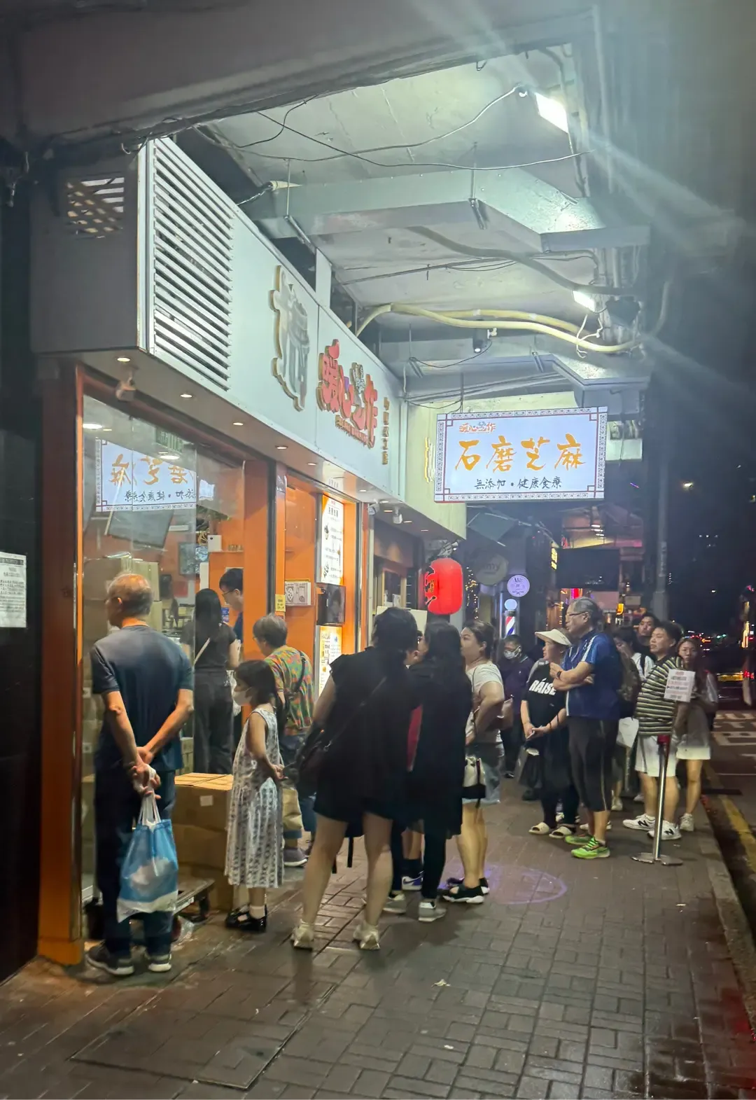 暖心芝作門口常常出現人龍。(網上圖片)