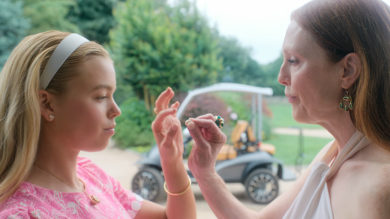 茱莉安摩亞表示跟Milly合作感到興奮,談到第一天對手戲便要吐出香口膠放進Milly的口中。