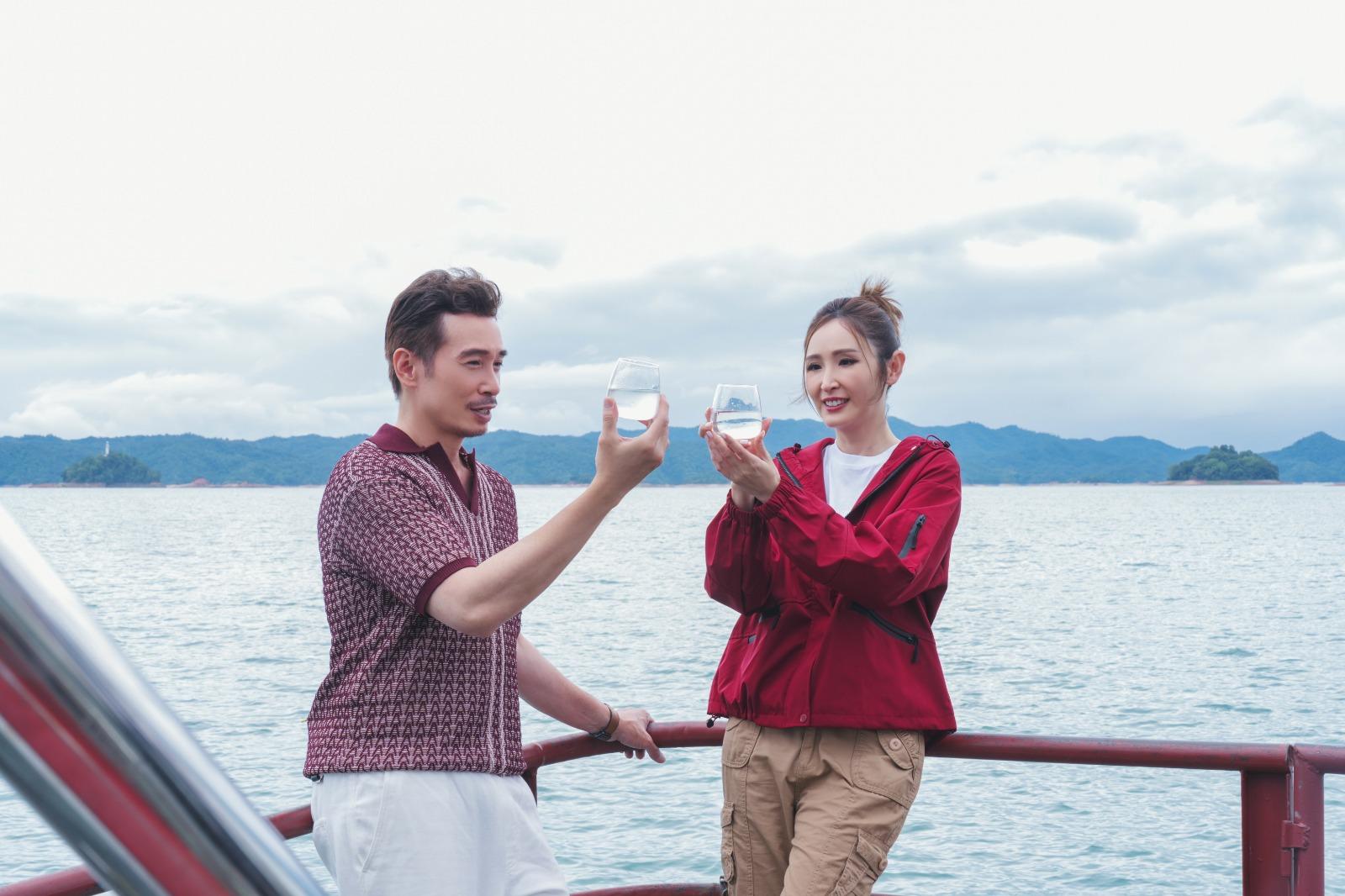 阿Mo與陳貝兒到萬綠湖,品嘗天然好水,大讚清甜。