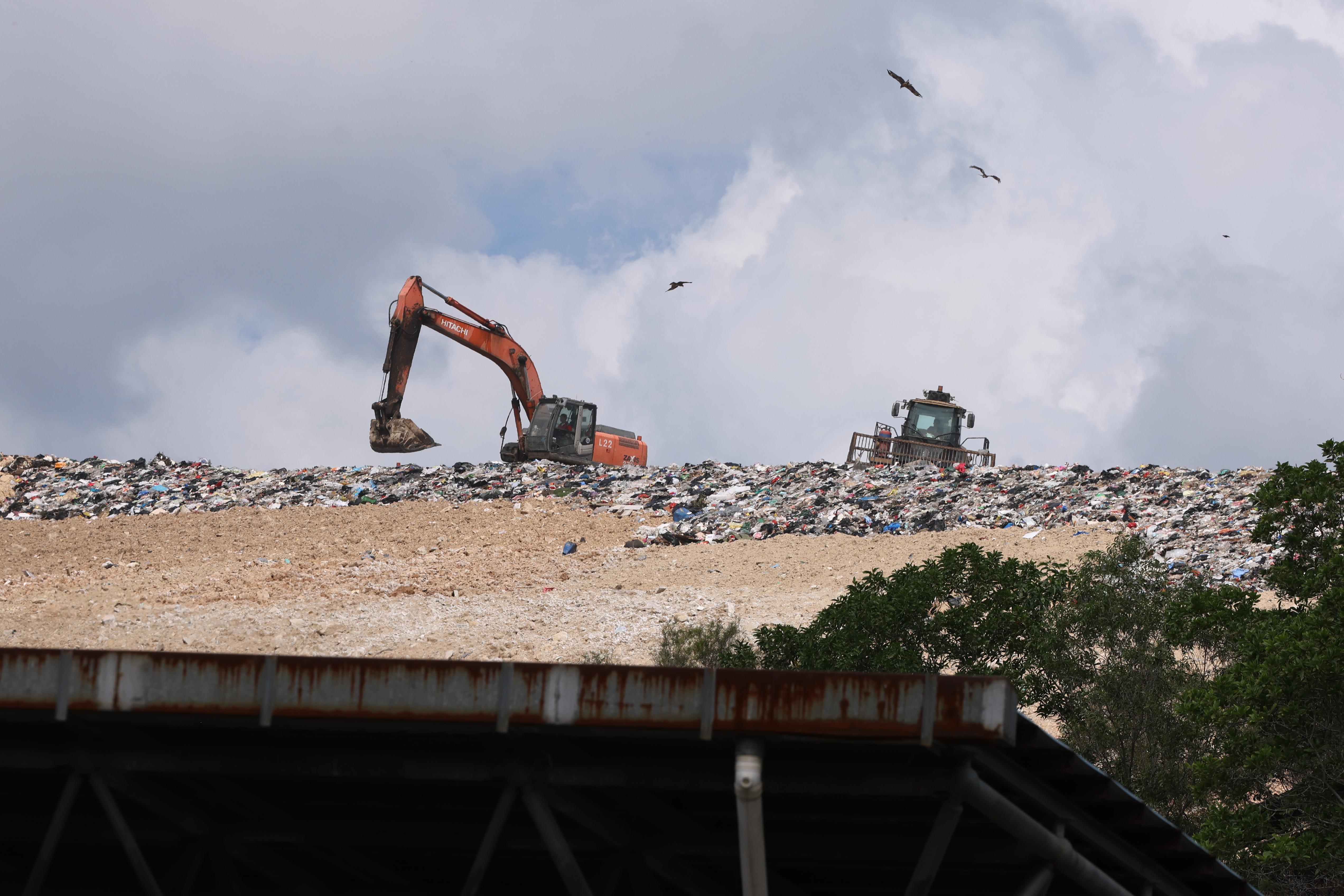 一名49歲越南女子失蹤,警方正循謀殺方向調查,追緝一名持「行街紙」的非華裔男子。警方下午到屯門稔灣堆填區搜證。
