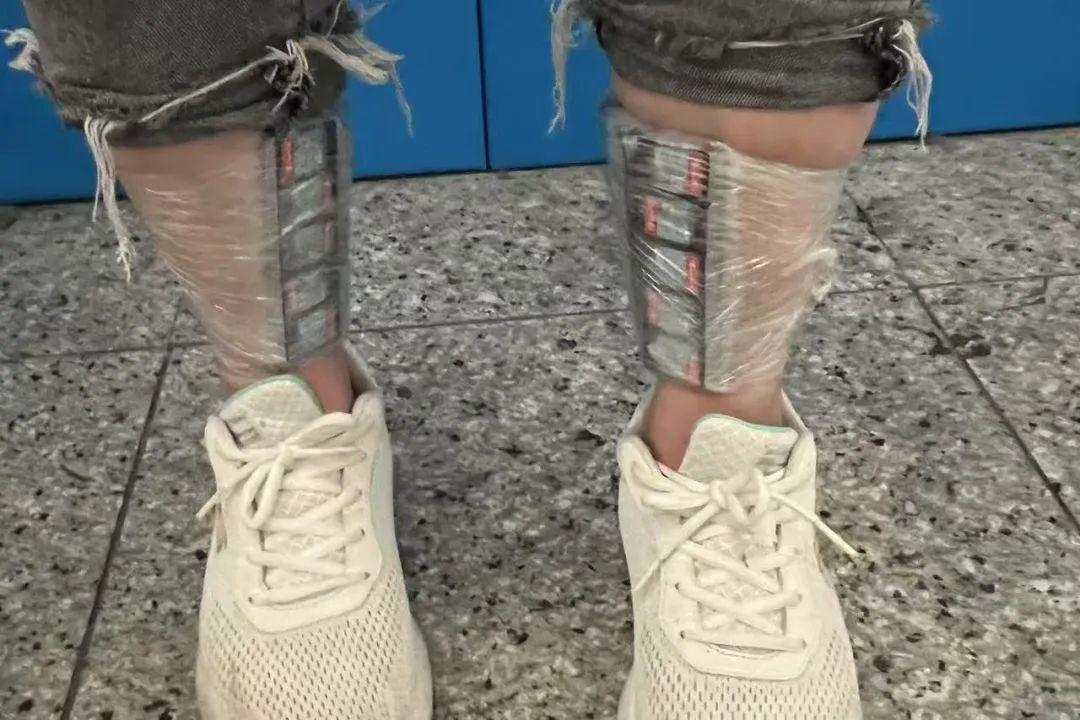 深圳市皇崗海關在福田口岸旅檢入境渠道,查獲一名女子身上藏匿105張日本任天堂遊戲機Switch的遊戲卡。該旅客表示是受他人委託攜帶上述物品入境,並收取帶工費。(內地海關總署)