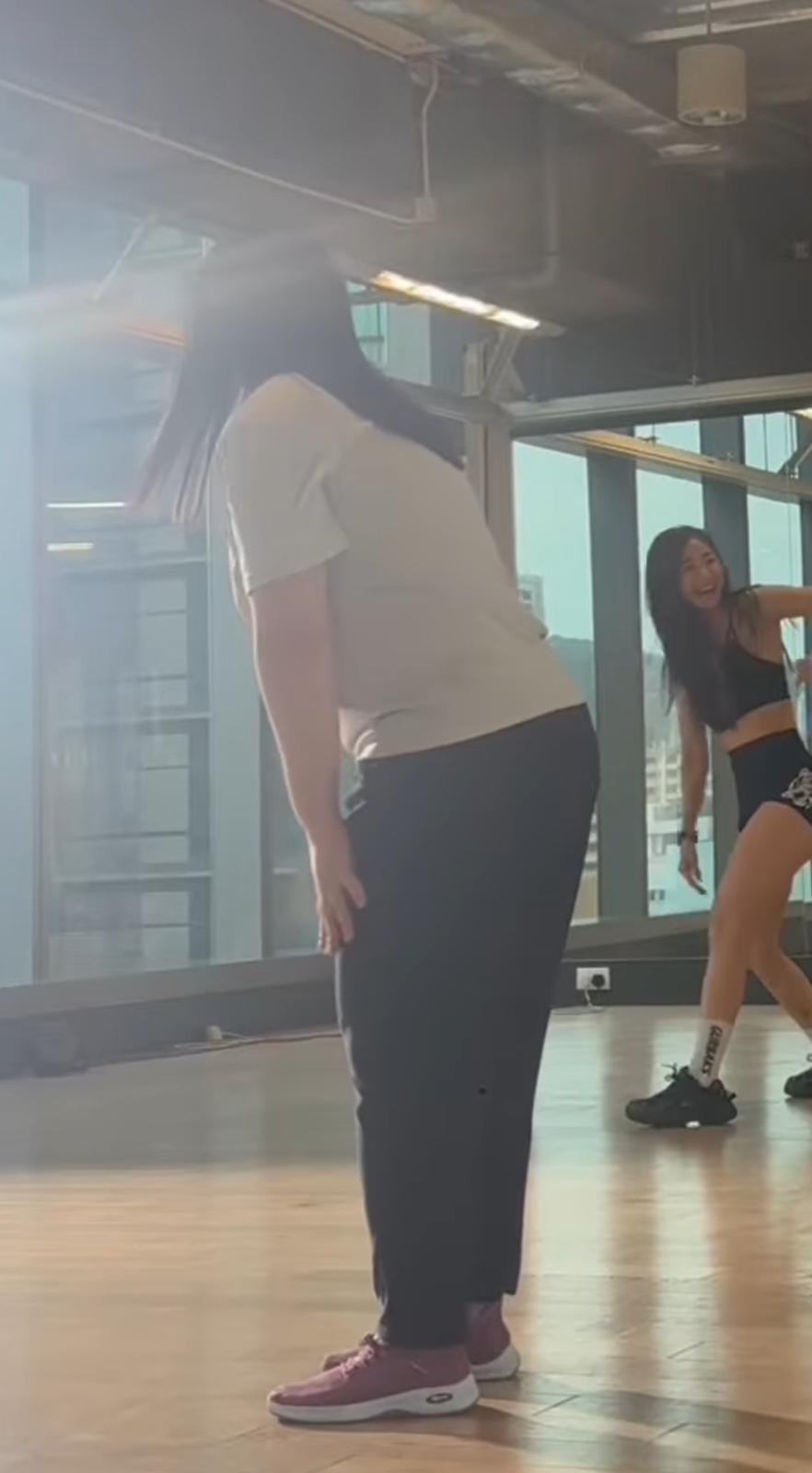 阿儀扭腰趷籮學跳舞。