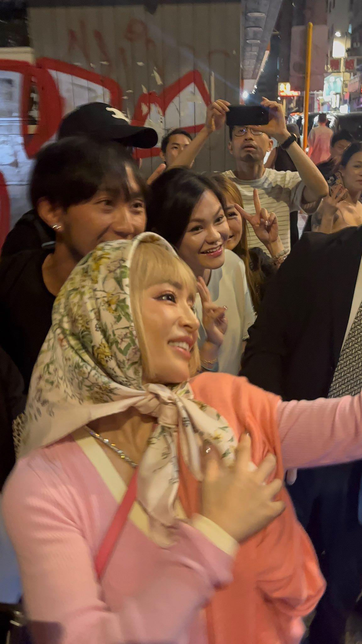 濱崎步昨晚以頭巾look前往醫肚。