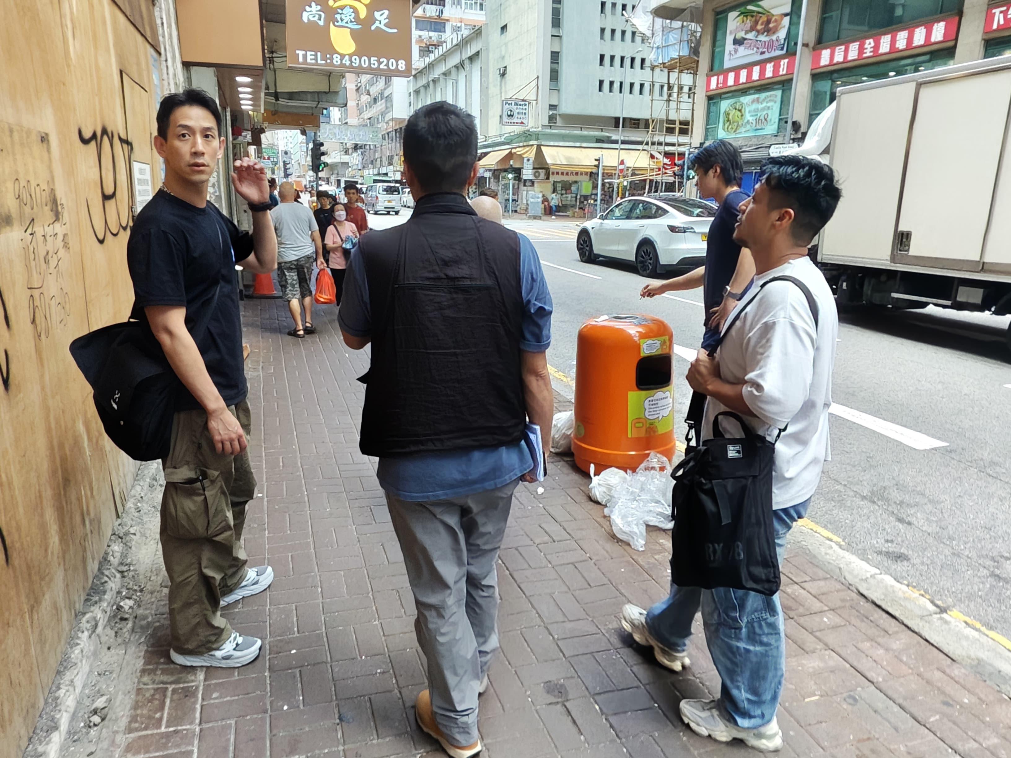 警方重案組調查一宗失蹤人口案,案中一名49歲姓梁的越南籍女子上周六離開旺角太子寓所後失蹤,其胞妹在網上尋人。西九龍重案組探員及鑑證科人員昨日(24日)起到長沙灣青山道152號一幢唐樓的劏房單位搜證。