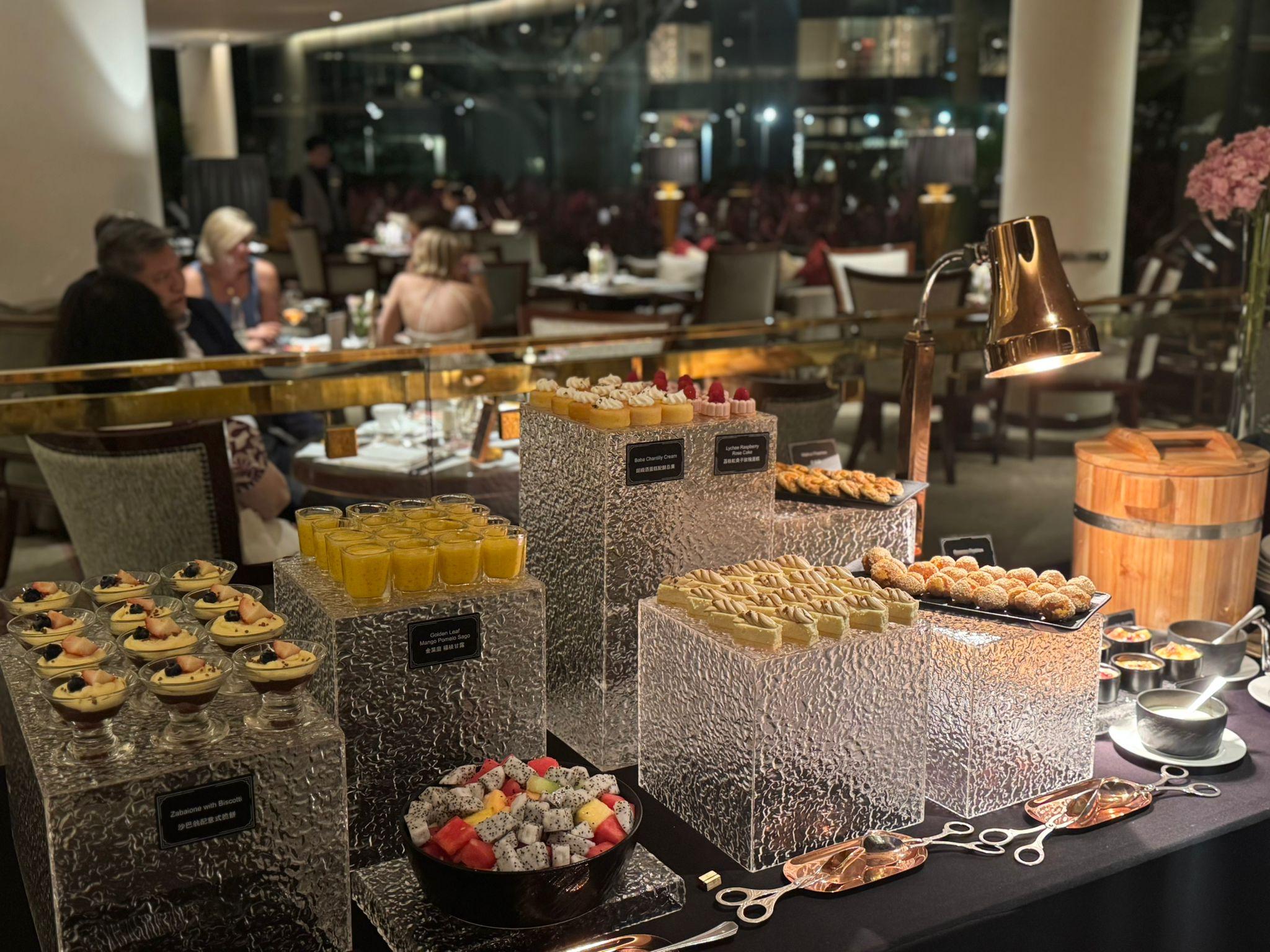 甜品特別推介金葉庭中菜廳出品的自家製豆腐花及招牌楊枝甘露。