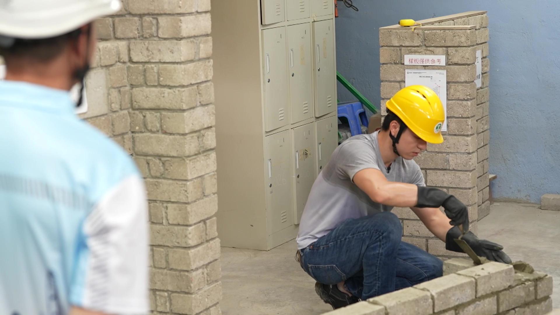 師傅「手把手」教Ricco砌磚。