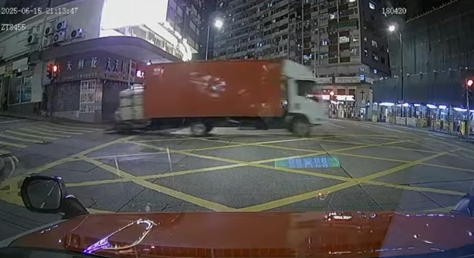 北角長命斜發生驚險車禍。(fb「車cam L(香港群組)」截圖)