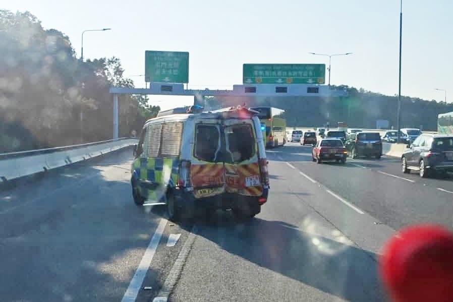 港深西部公路發生交通意外,涉及巴士和警車,數名巴士乘客和一名警員受傷送院。據了解,案中警員由橋上跌下,他被送往屯門醫院治理。 小心駕駛(討論別人同駕駛態度)FB