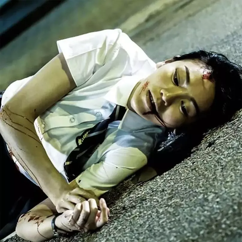 關嘉敏曾在劇集《黑市-碟仙》中,扮演一名玩碟仙慘死的學生妹。