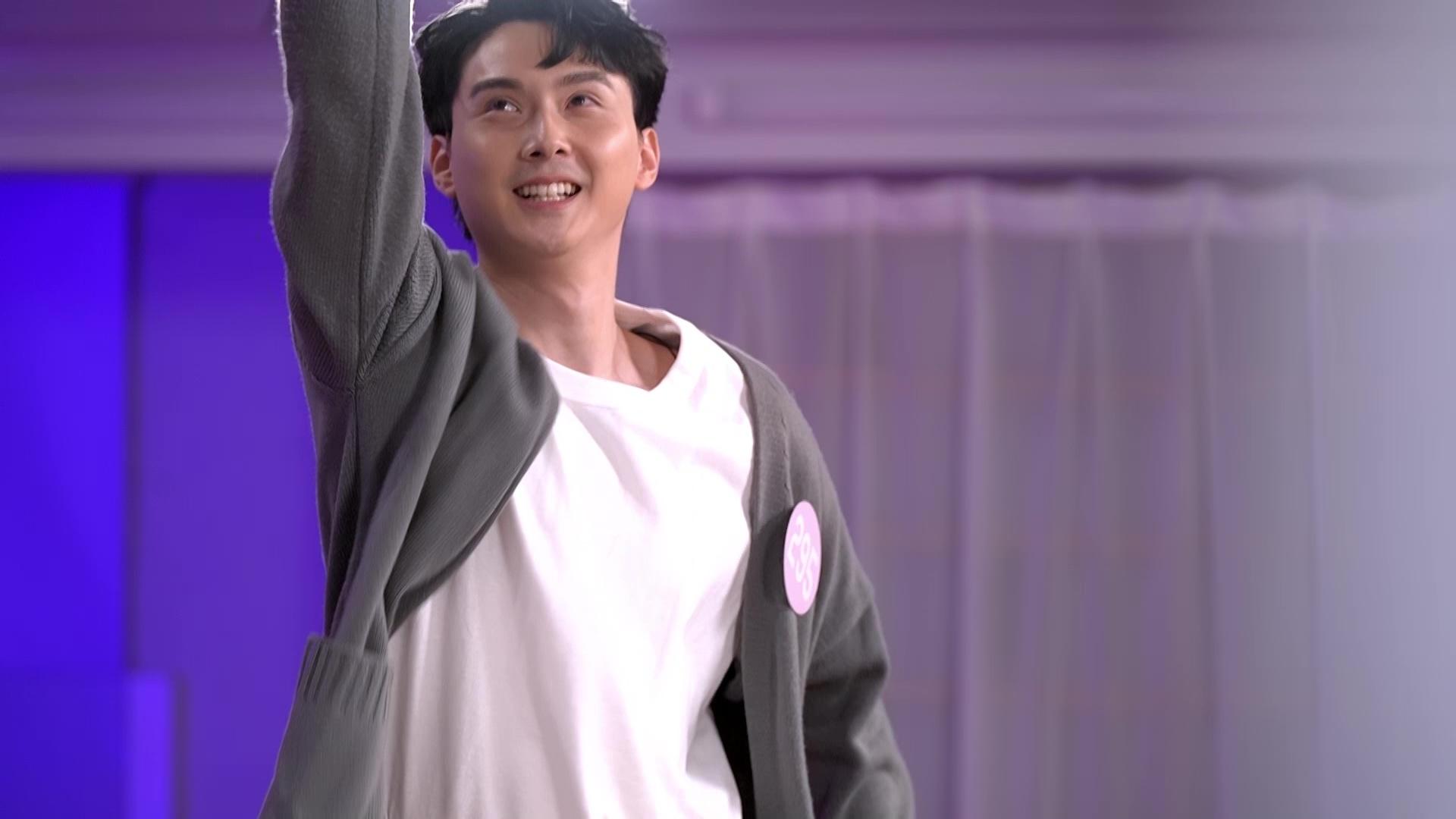 林俊其重現番當年見到Yuki唔夠高拎嘢嘅情景。