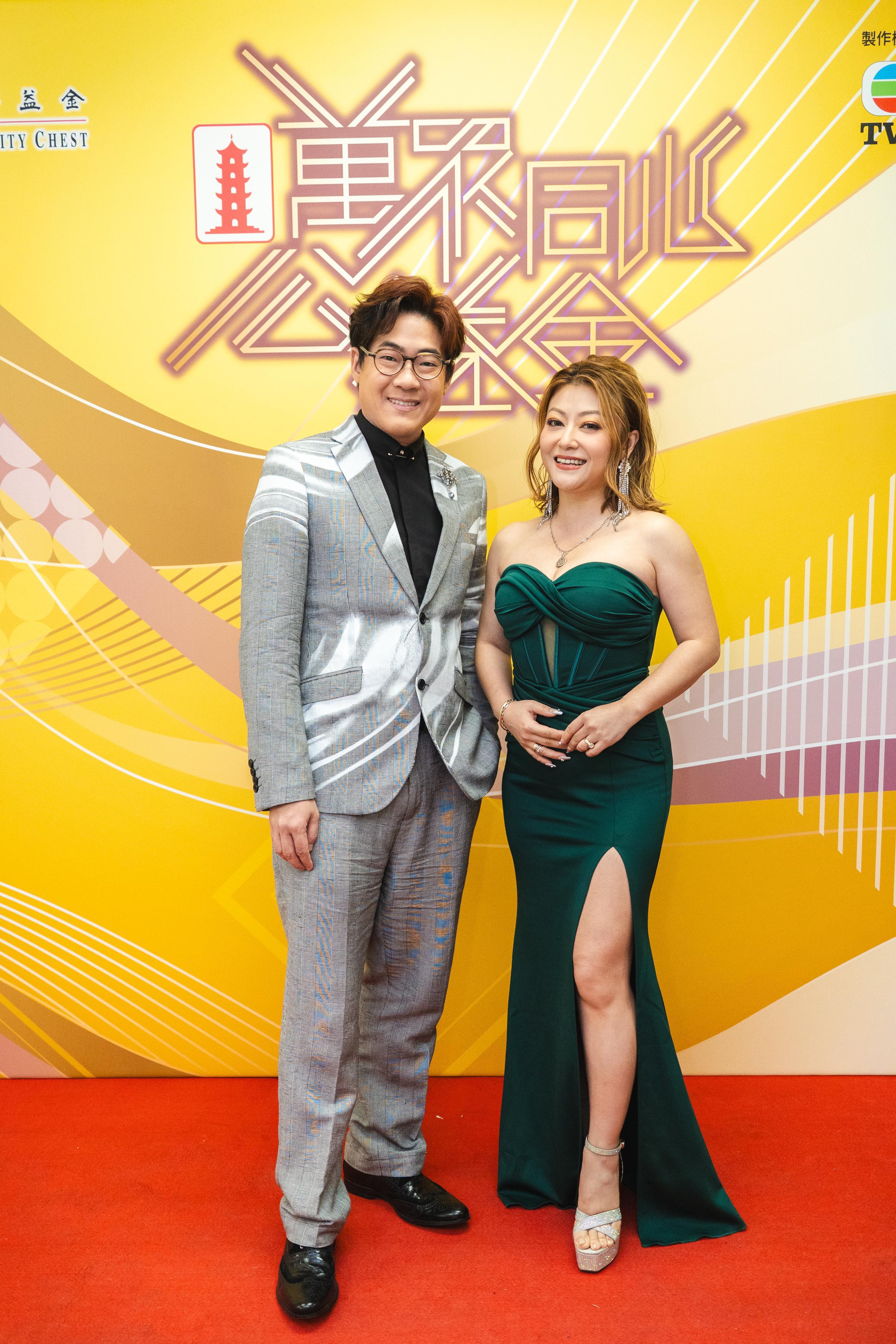 羅啟豪與李佳被臨時邀請為「萬眾同心公益金」演唱經典名曲《Memory》。