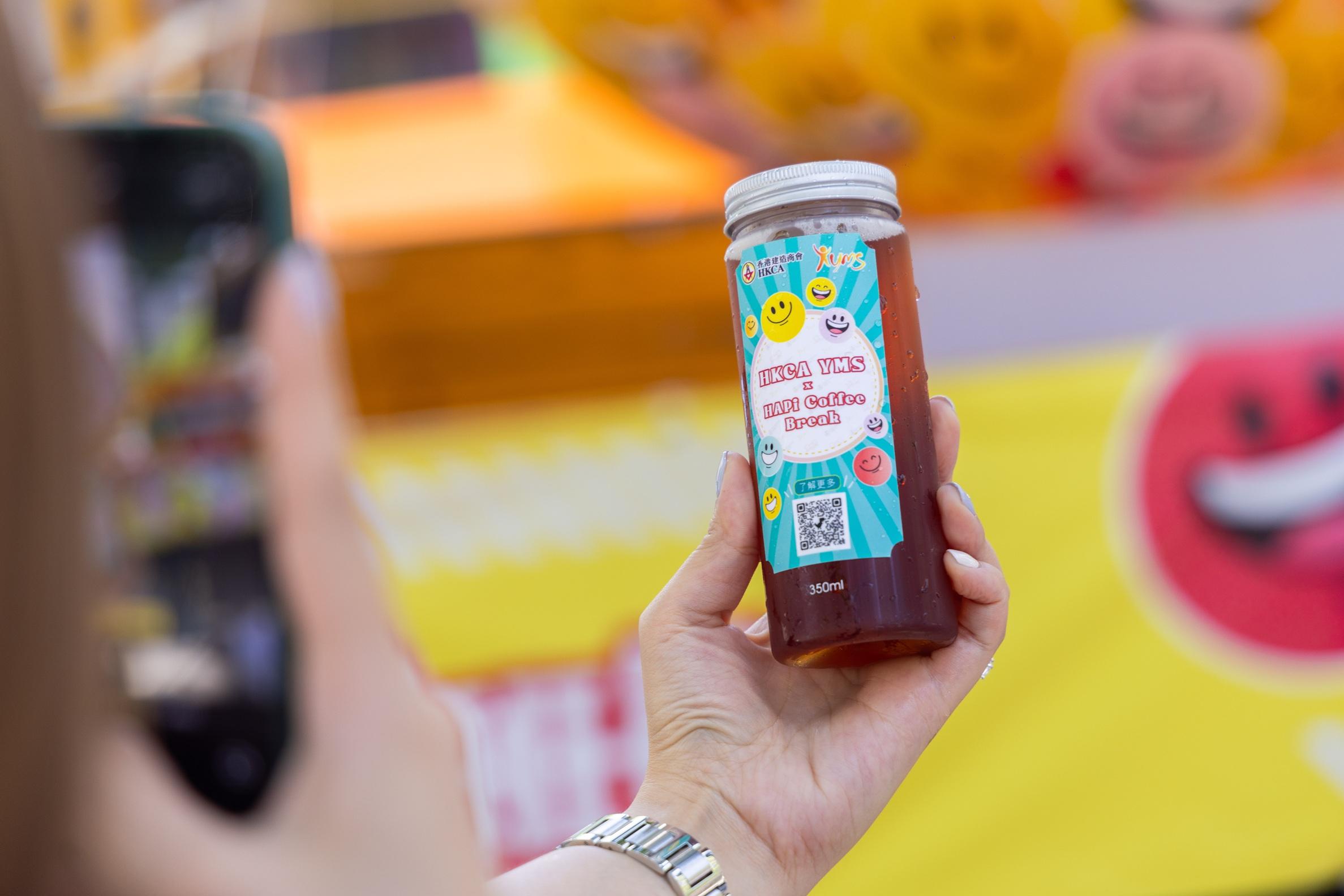 香港建造商會將在中環皇后像廣場,派發3,000支飲品。