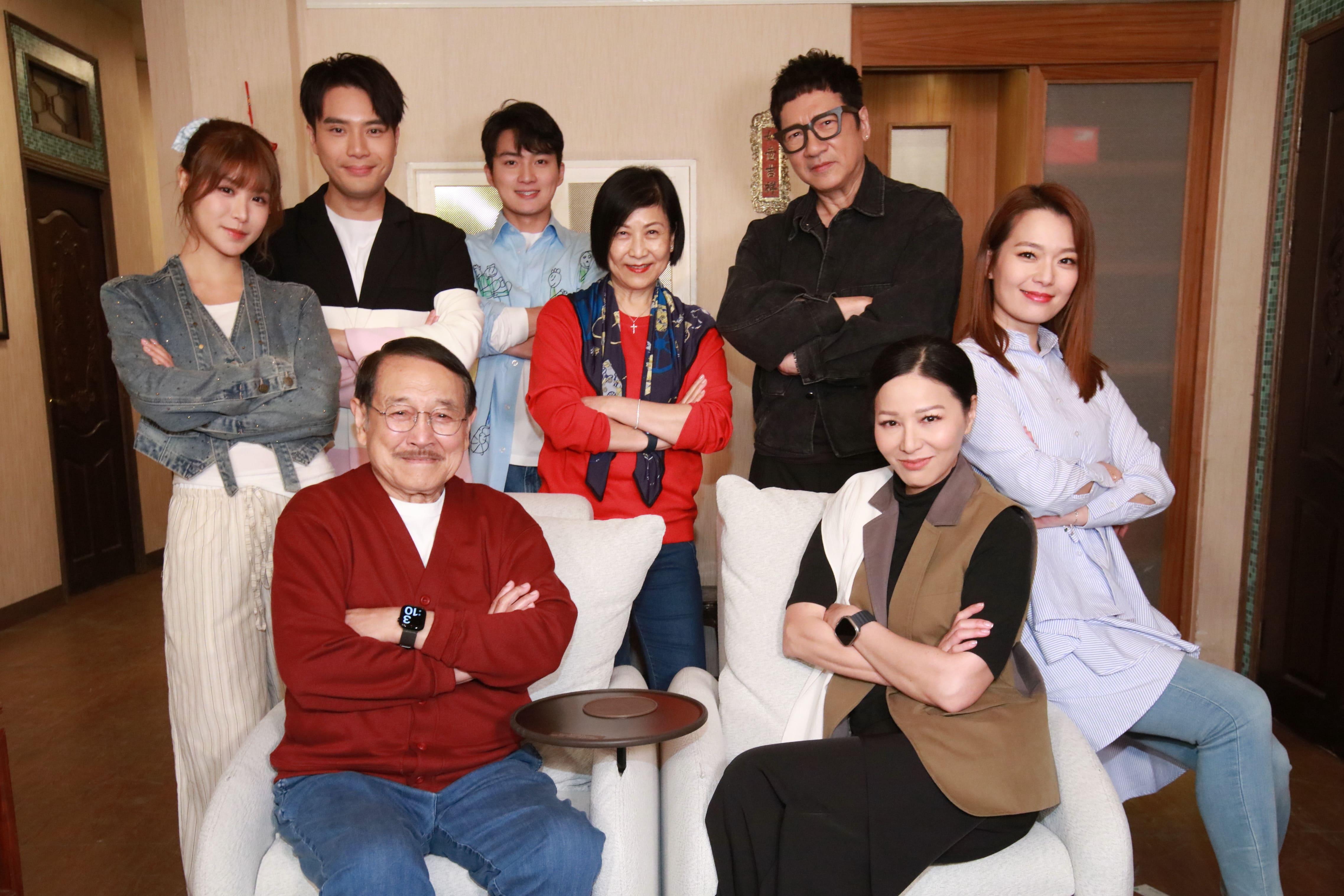 電視廣播有限公司執行董事及助理總經理(戲劇製作)曾勵珍和《愛.回家之開心速遞》主要演員合影,包括:劉丹、滕麗名、呂慧儀、單立文、周嘉洛、陳浚霆、古佩玲。