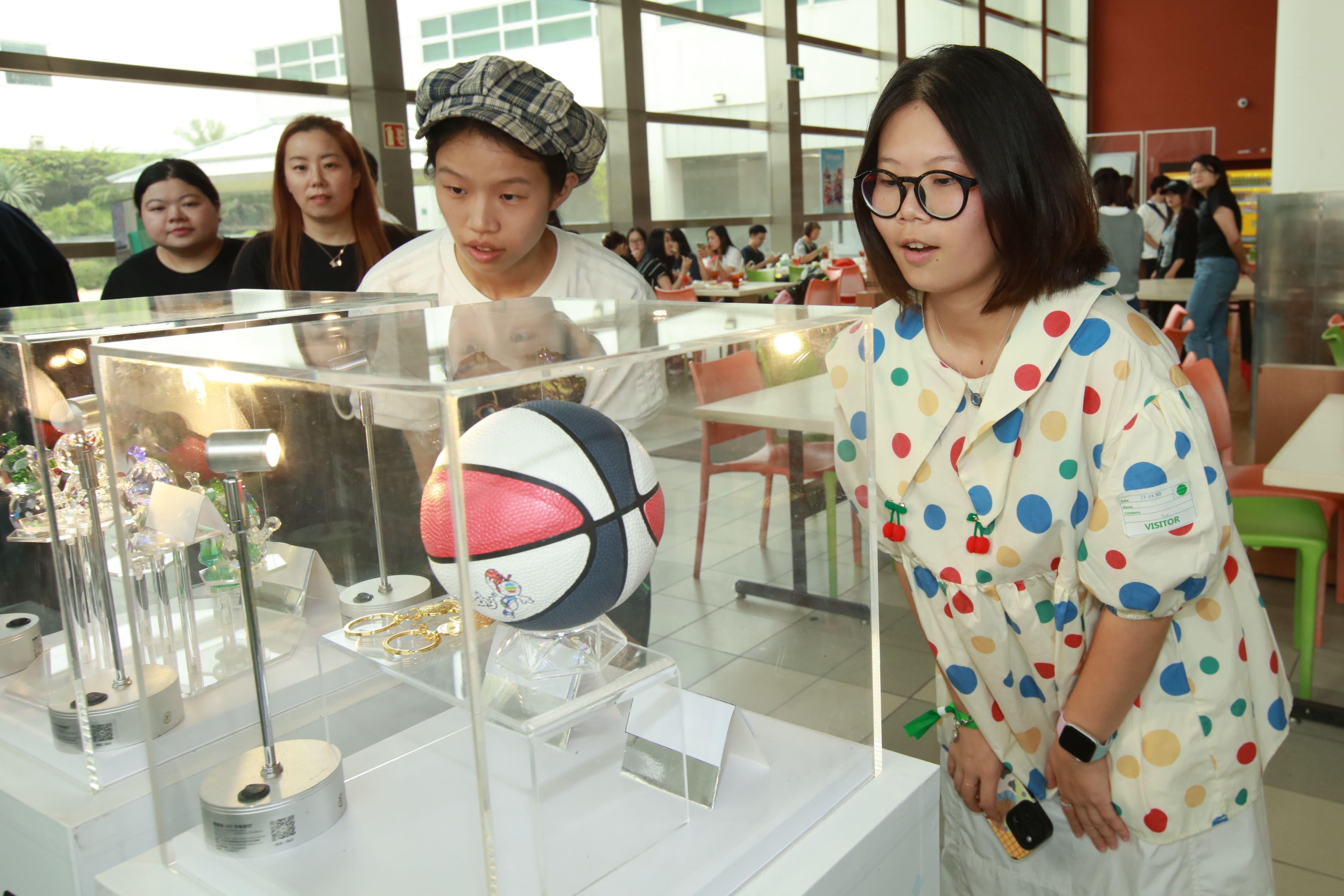 粉絲於中菜廳選購無綫電視精美紀念品。