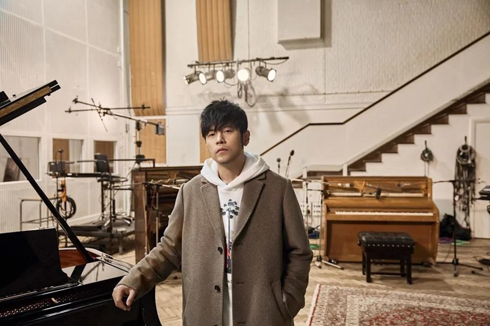 周杰倫在Beatles的錄音室即興作歌。