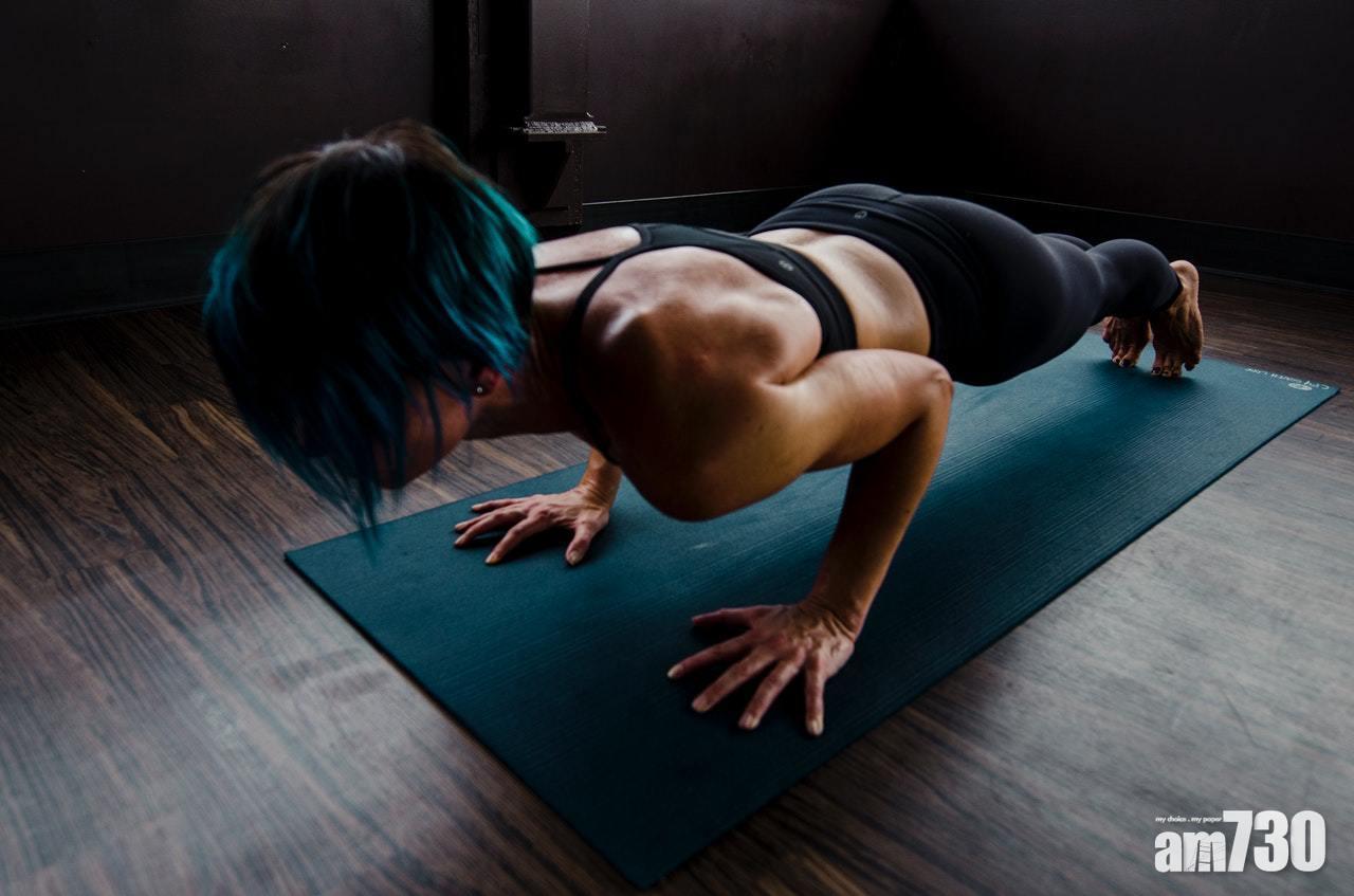 Push Ups靠胸肌及三頭肌發力撐起身體至最高位置。