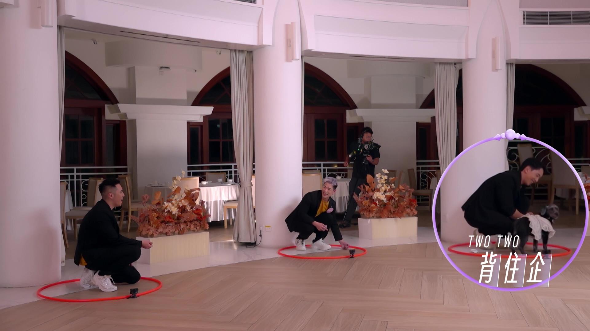 Matthew簡直變咗Two Two攝石。