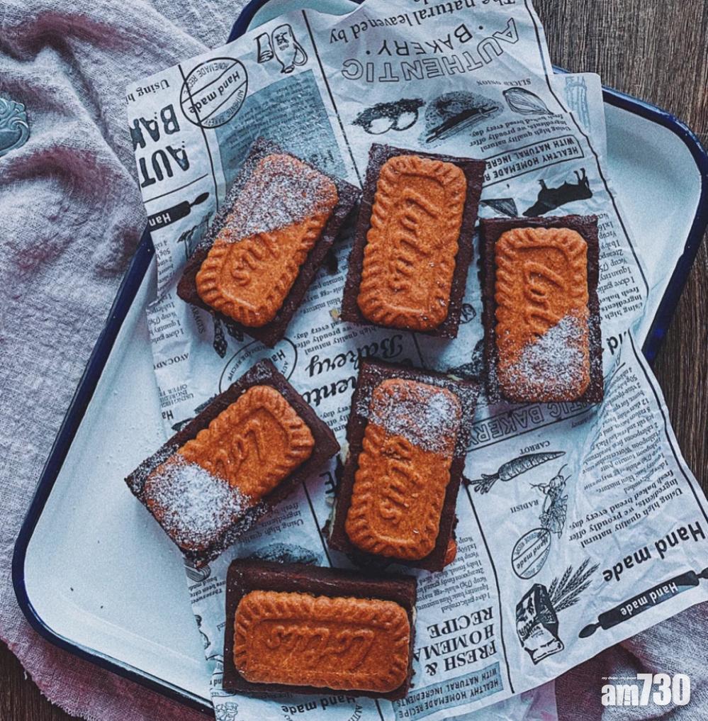 直接按焦糖餅乾的尺寸切成一份份的布朗尼。