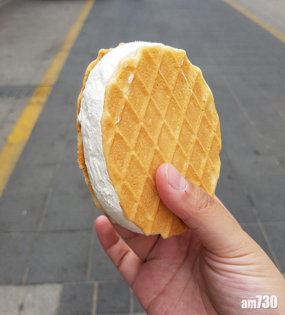 【雪糕三文治】雪糕+窩夫曲奇,窩夫曲奇夾上雪糕一起吃是絕配。