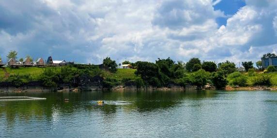 聖龍潭獲譽「自由潛聖地」,呈喀斯特地貌,水深逾200米,深受潛水愛好者喜愛。