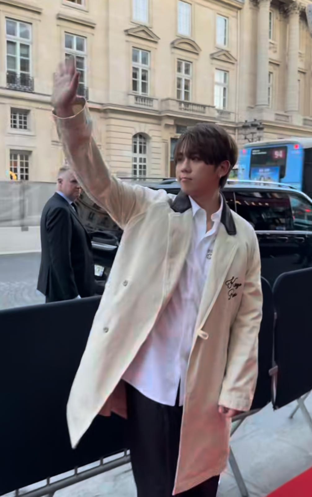 姜濤在會場外跟一眾姜糖打招呼。