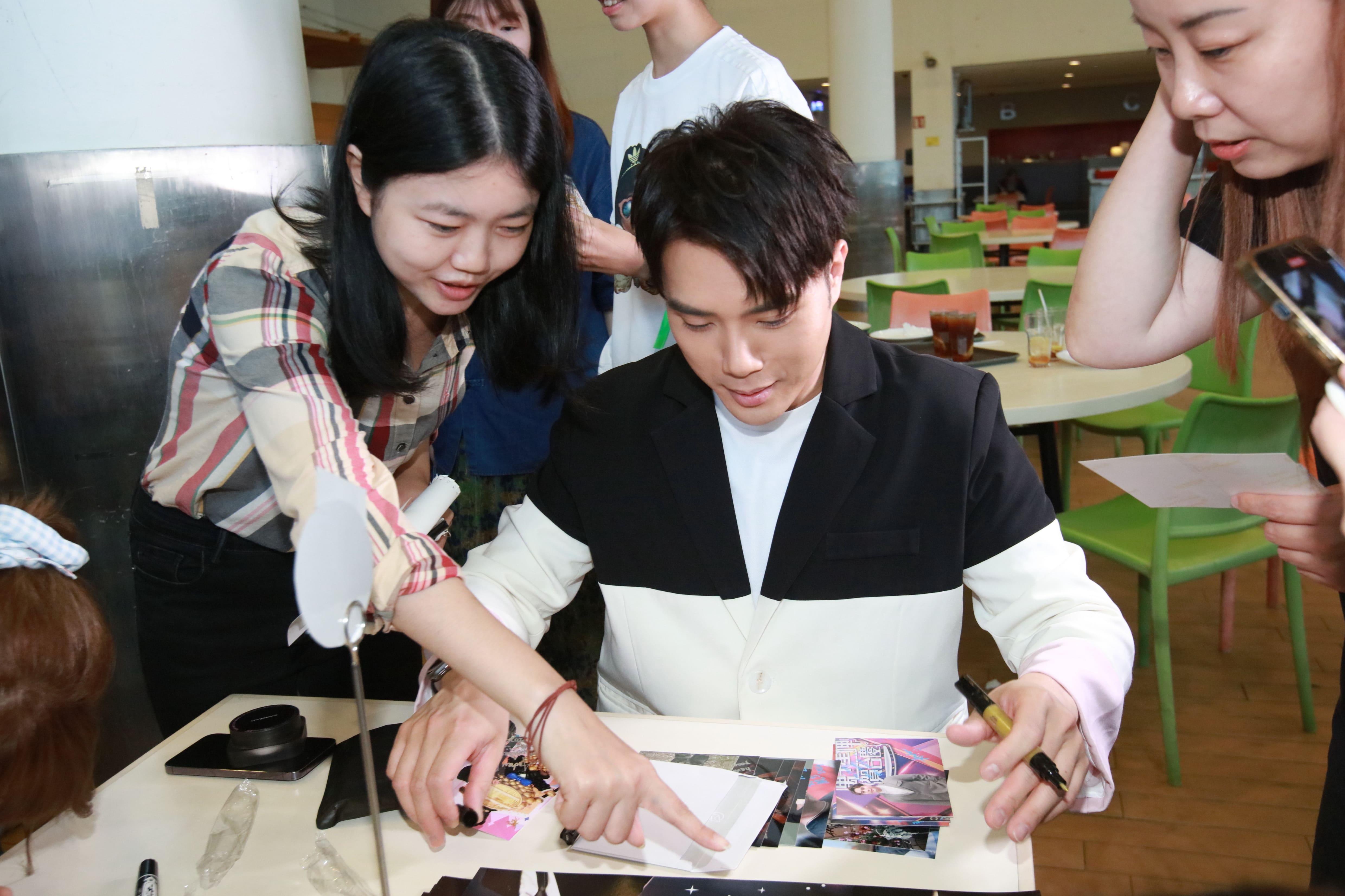 粉絲獲《愛.回家之開心速遞》主要演員親筆簽名留念。