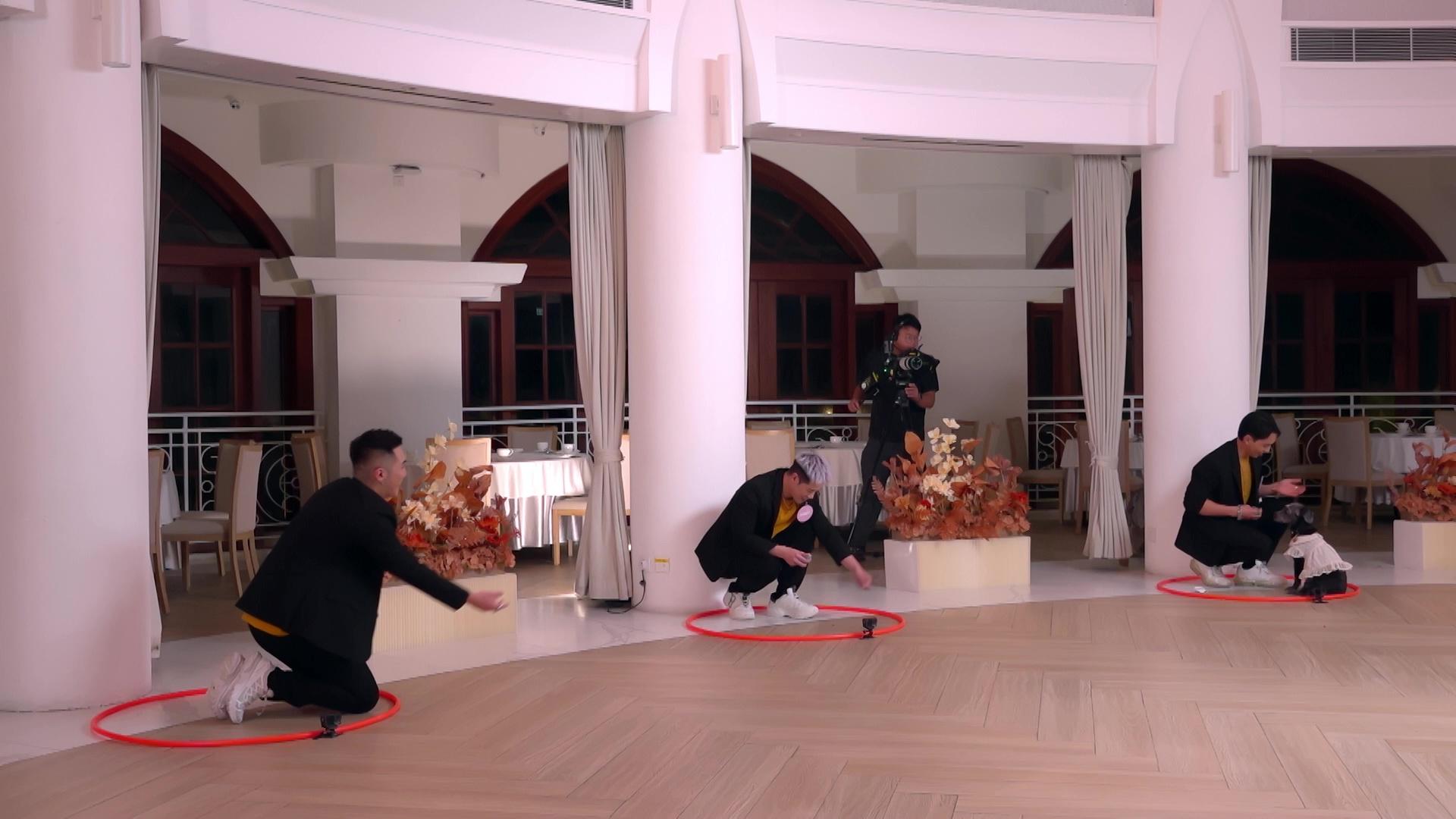 Matthew簡直變咗Two Two攝石。