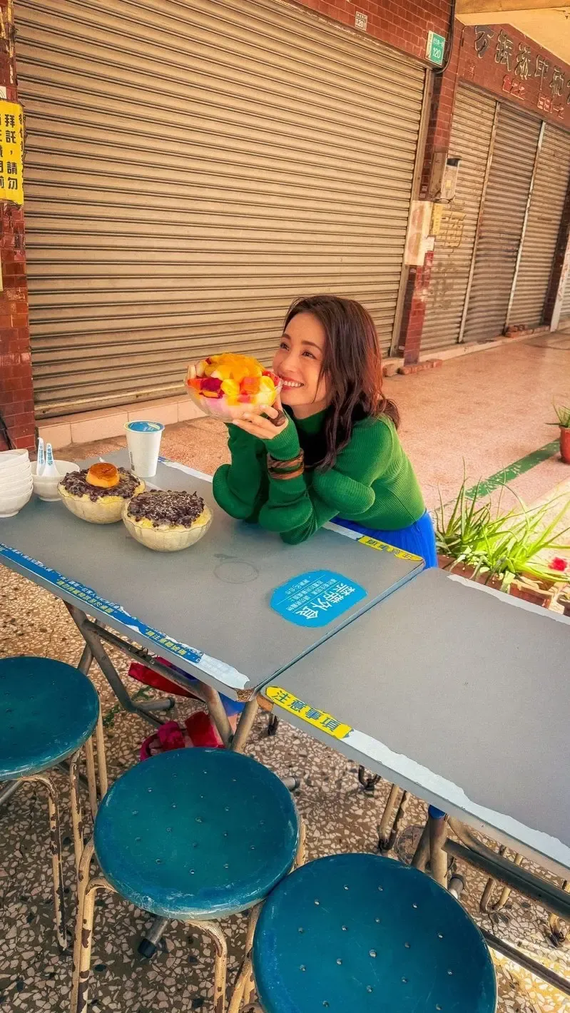 上戶彩下月10日將推出相隔15年的全新寫真集《Midday Reverie》。