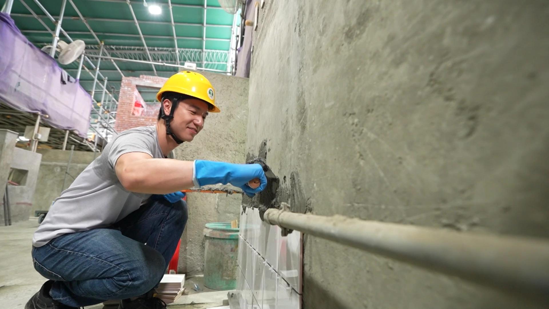 Ricco學黐瓦仔。