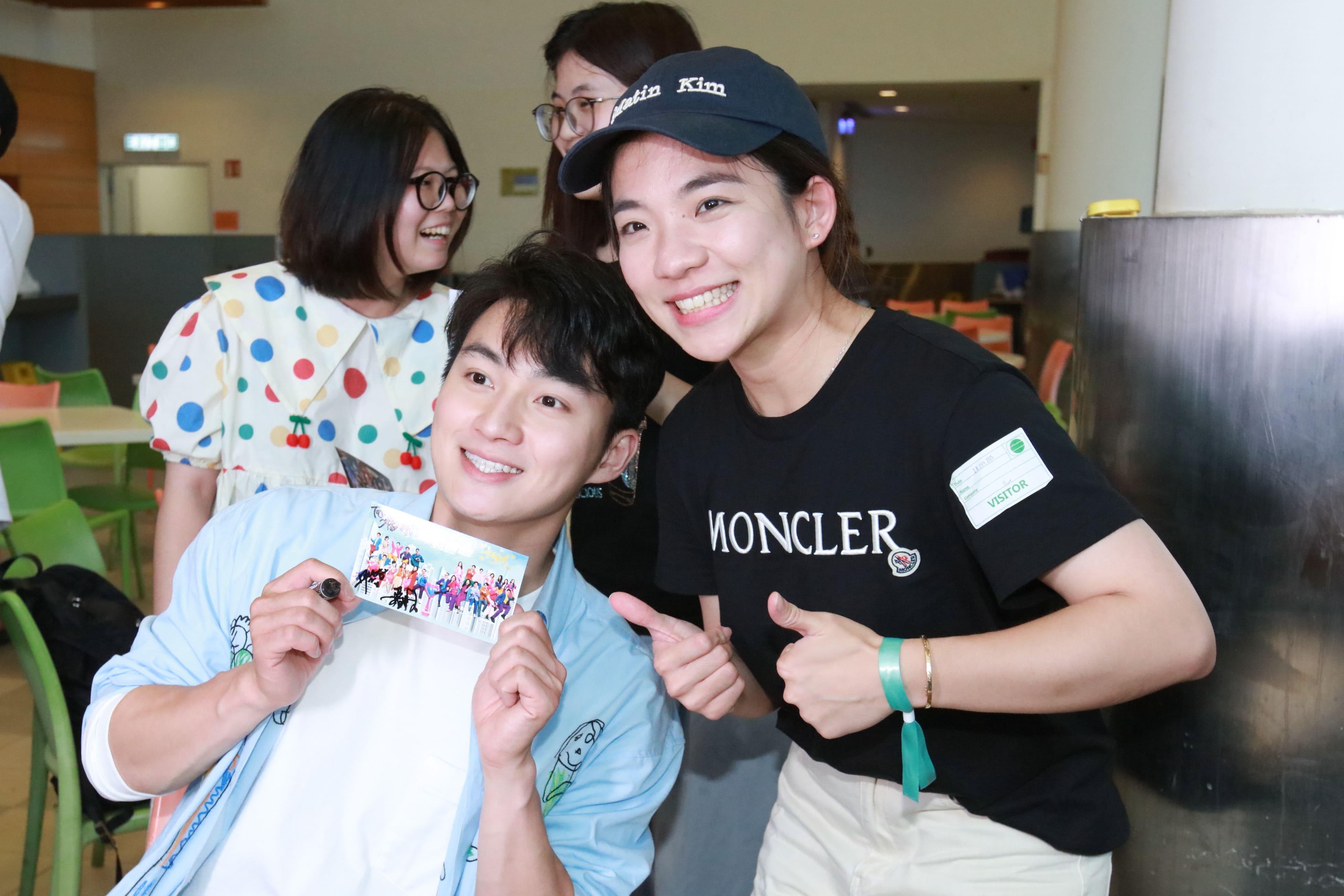 粉絲獲《愛.回家之開心速遞》主要演員親筆簽名留念。