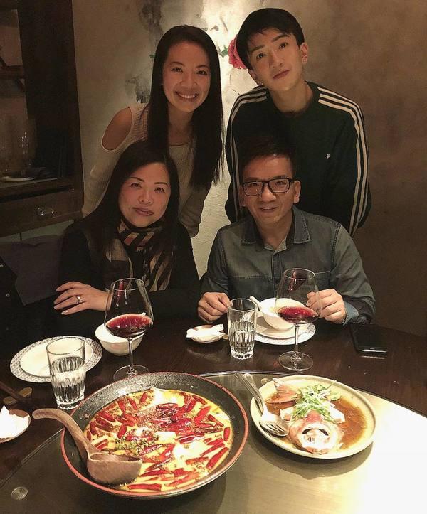 教父、教母和教姐是Anson Lo的強大後盾。