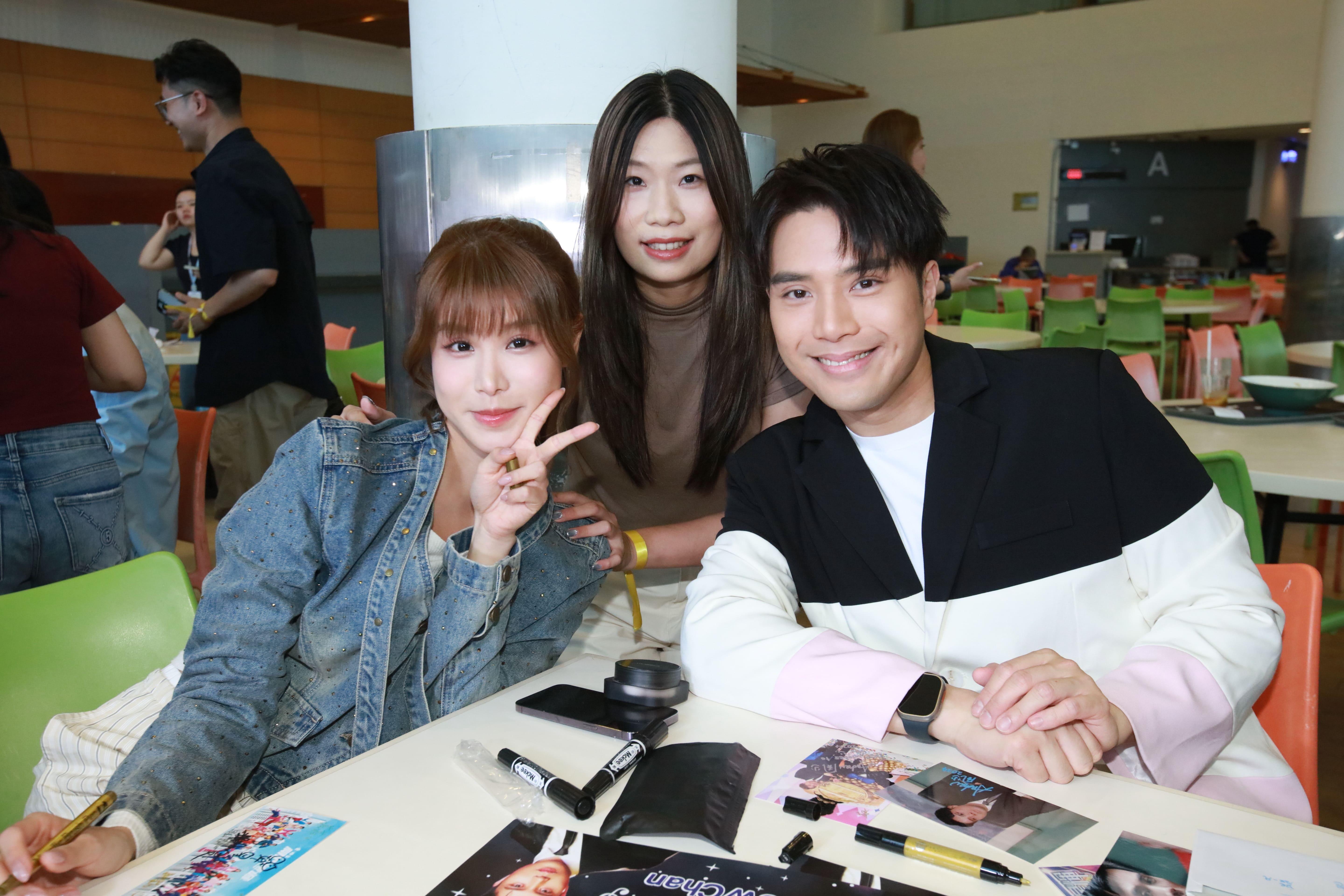 粉絲獲《愛.回家之開心速遞》主要演員親筆簽名留念。