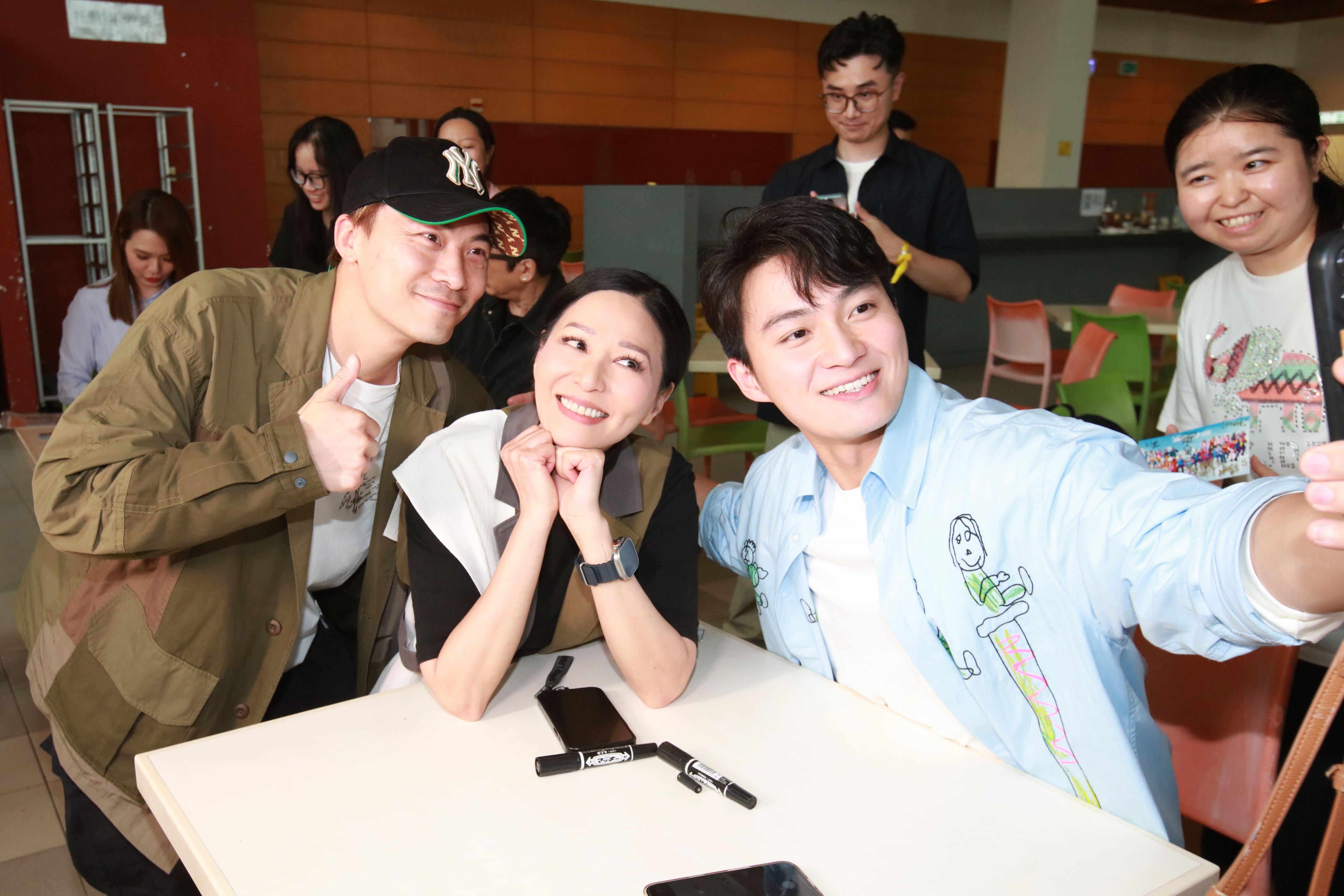 粉絲獲《愛.回家之開心速遞》主要演員親筆簽名留念。