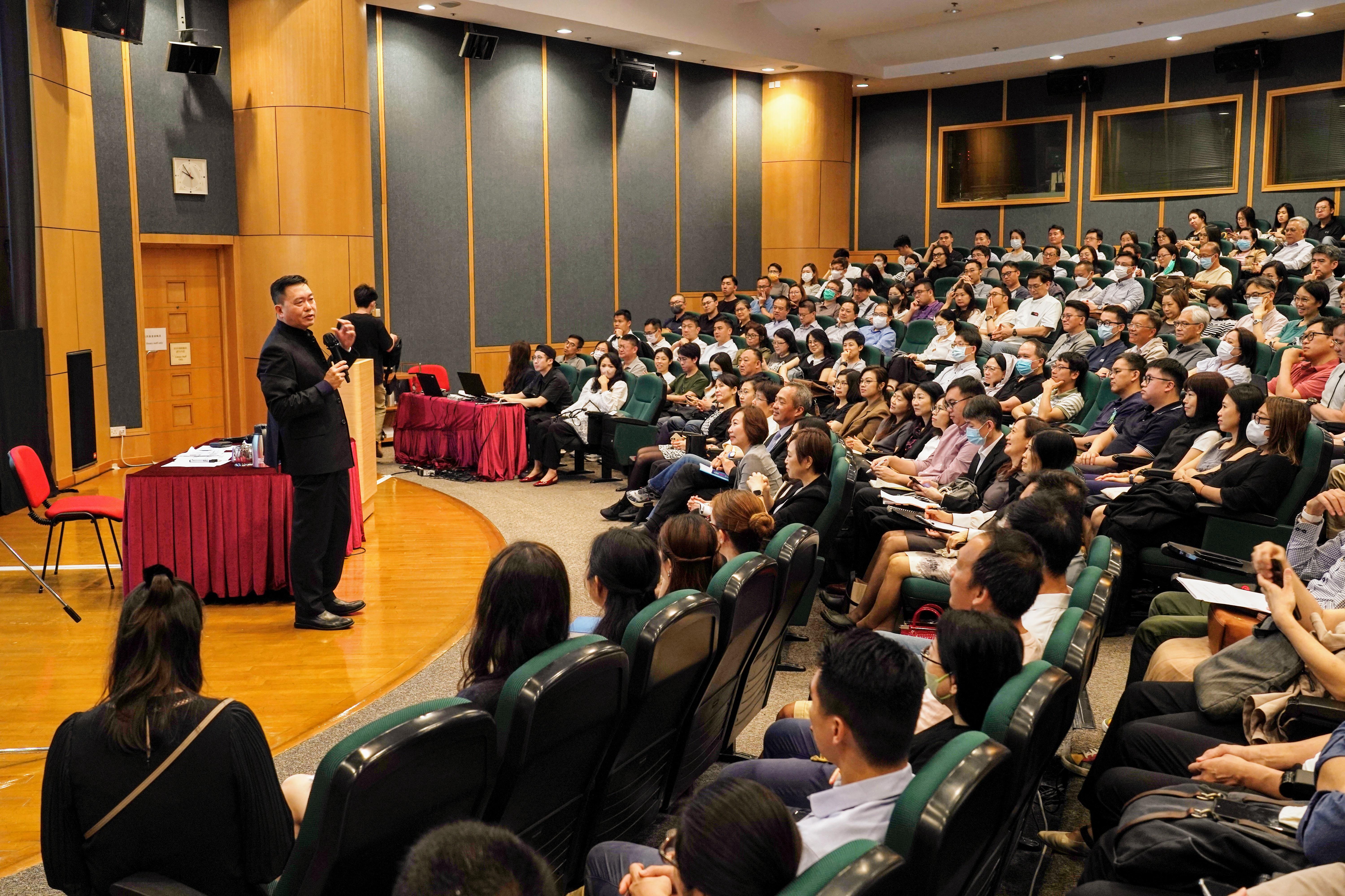 圖示公務員學院院長郭蔭庶在講座上介紹籌劃這個系列講座的理念和目標。(政府新聞處)