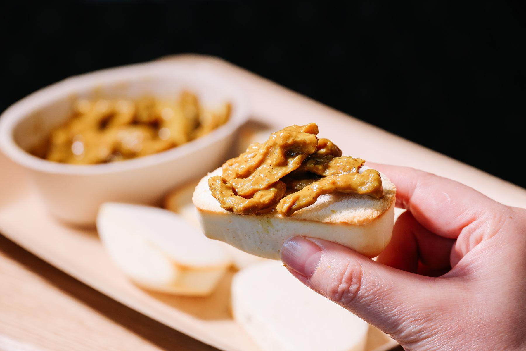 椰香素咖喱奶香多士$38椰汁咖喱素肉絲配烘脆的饅頭,吃法有新意。(吳康琦攝)