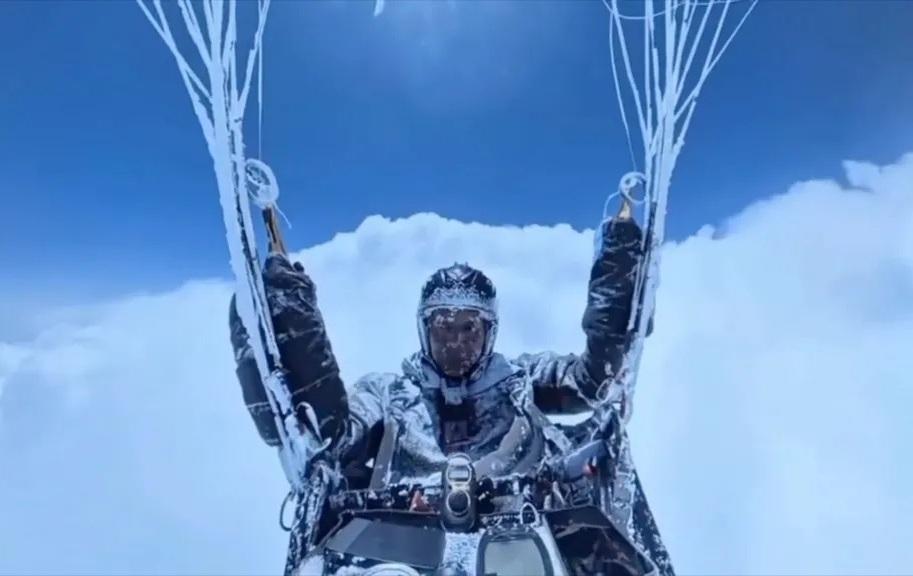 內地男玩滑翔傘被雲吸冰封片疑AI製作 頭盔前後不同顏色