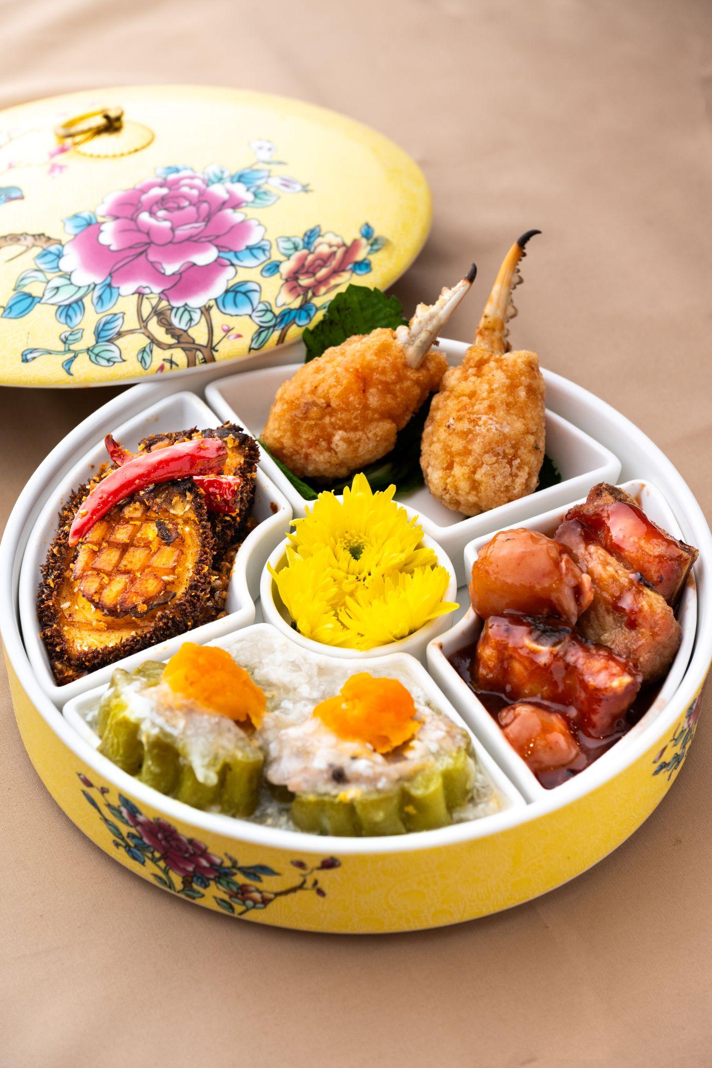 130周年誌慶甜酸苦辣、苦盡甘來套餐($280/位,免加一),圖中為粵式便當主菜。