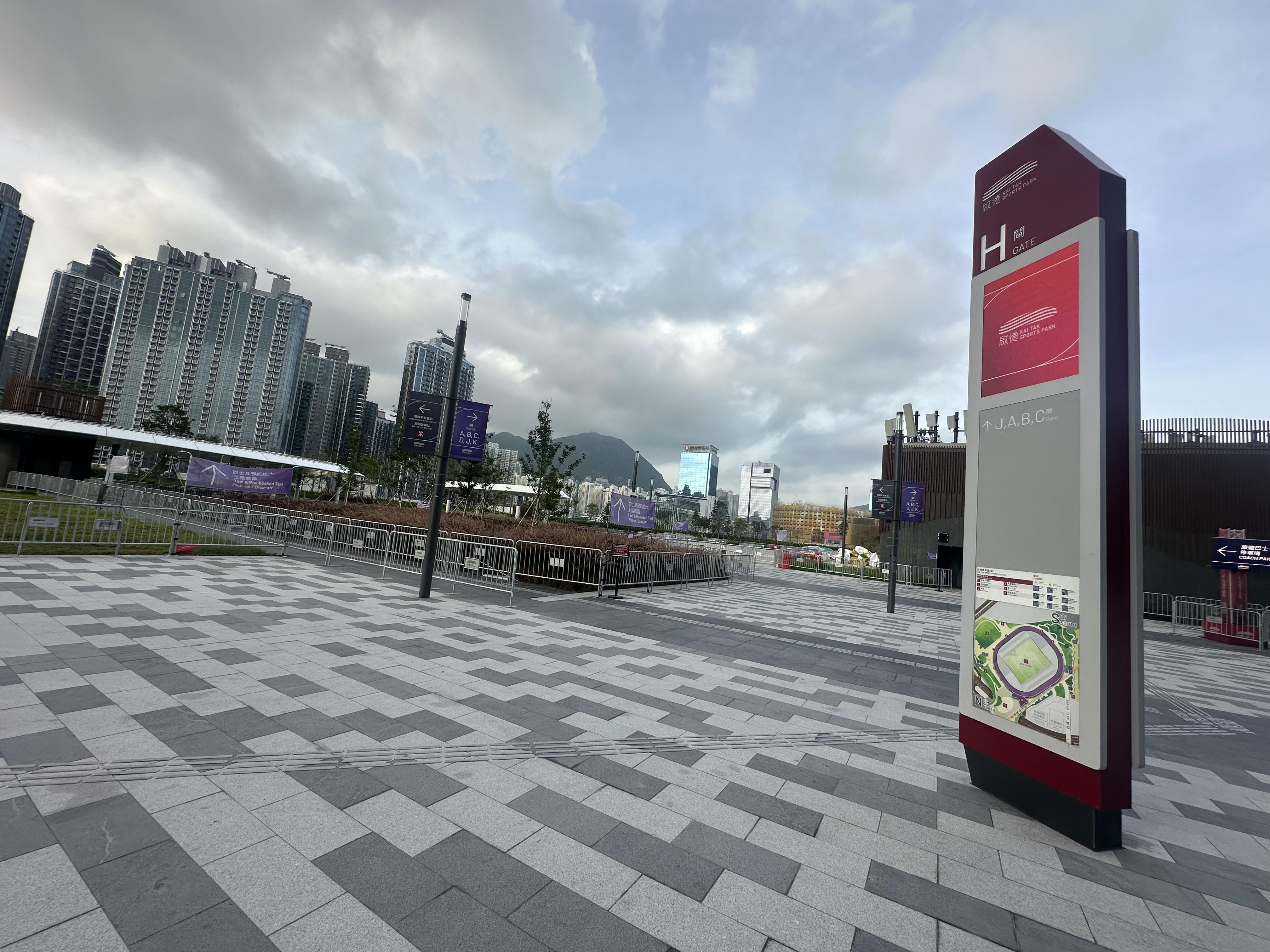 啟德體育園在 6 月 10 日球賽散場時,開放主場館的士上落客區供離場人士乘 搭的士離開。觀眾可於主場館 H 閘外,乘坐扶手電梯到 G 層的士上落客區乘搭的士。宋 皇臺道上落客區將不設的士上客服務。