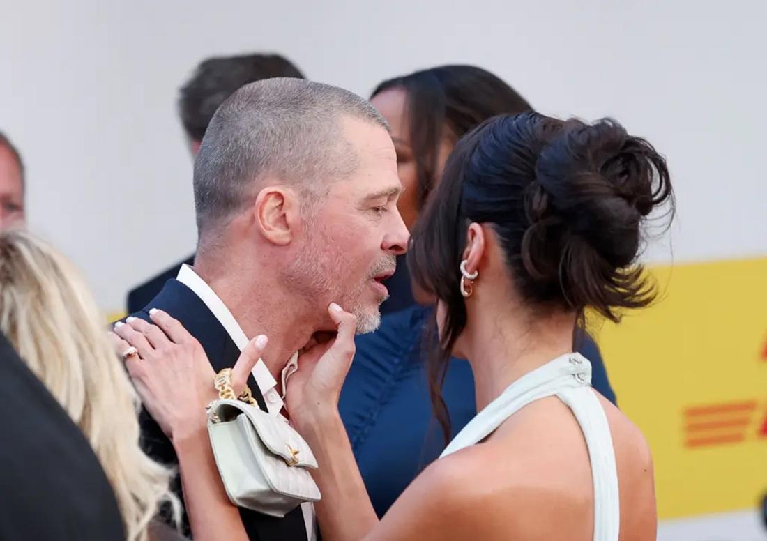 睇張捉住畢佬下巴大相,畢佬超唔俾面,女友超尷尬。