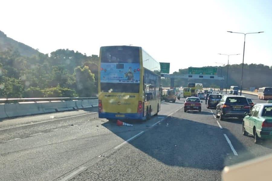 港深西部公路發生交通意外,涉及巴士和警車,數名巴士乘客和一名警員受傷送院。據了解,案中警員由橋上跌下,他被送往屯門醫院治理。 小心駕駛(討論別人同駕駛態度)FB