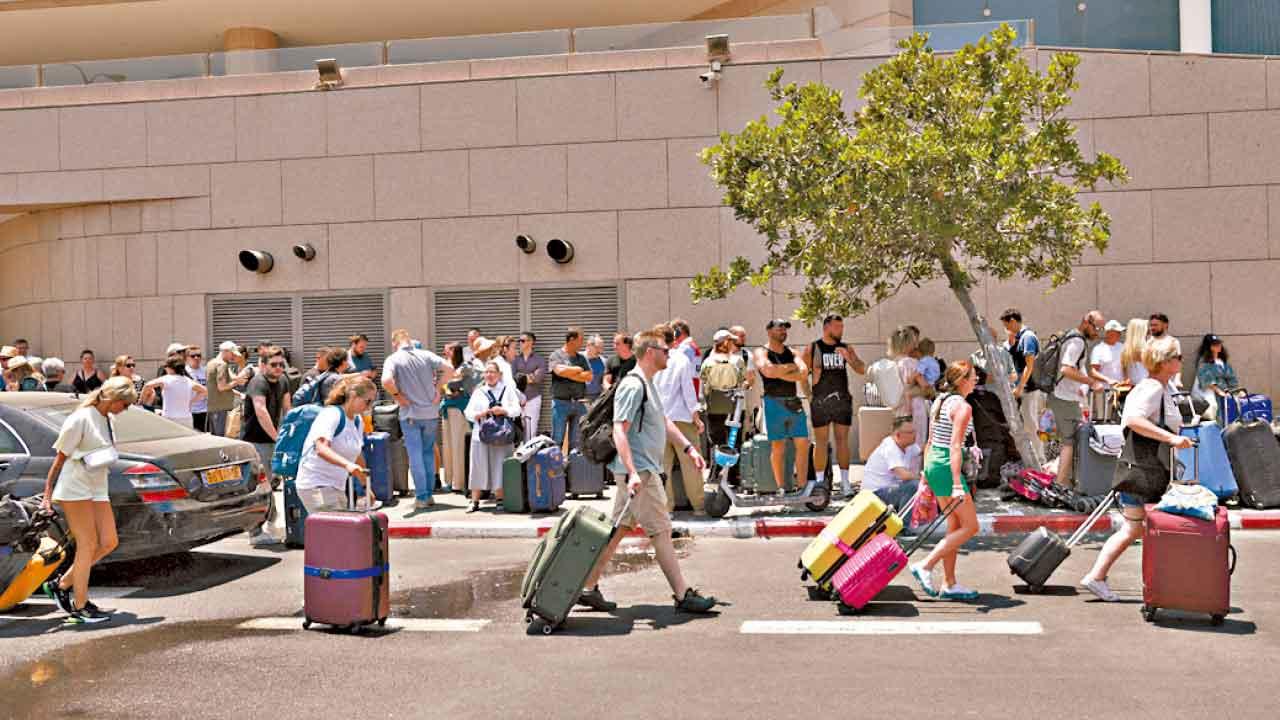 外國人趕緊離開以色列。