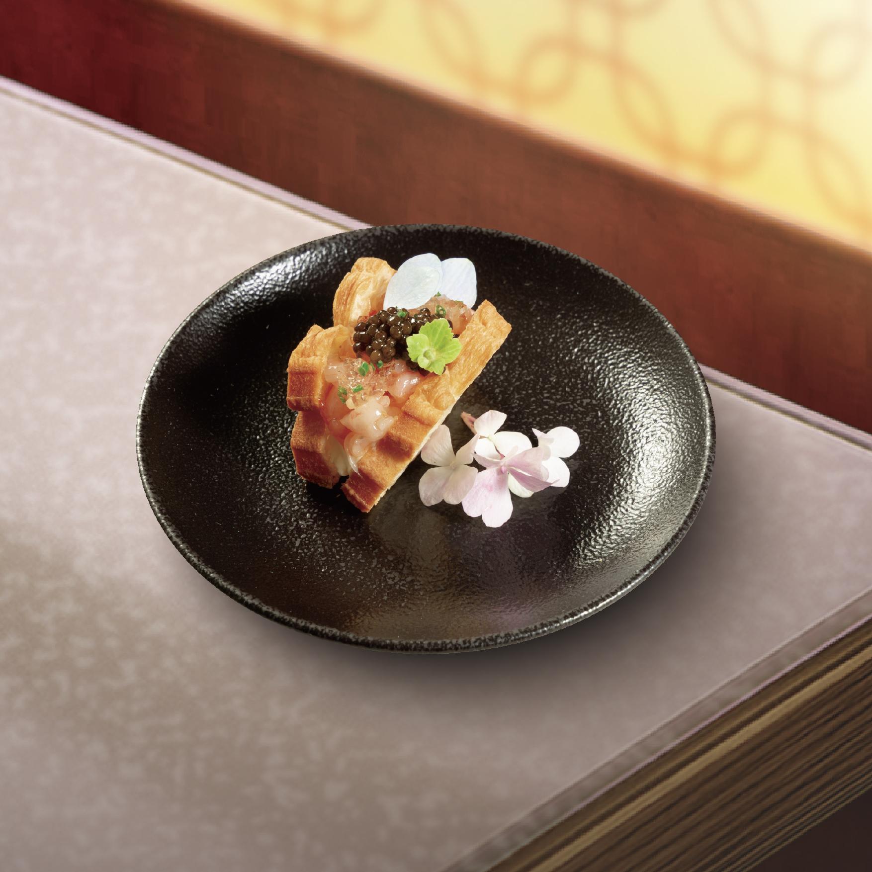 HUSO任何晚市套餐免費贈送魚子醬油炸鬼伴甜蝦他他(每位送一件)。