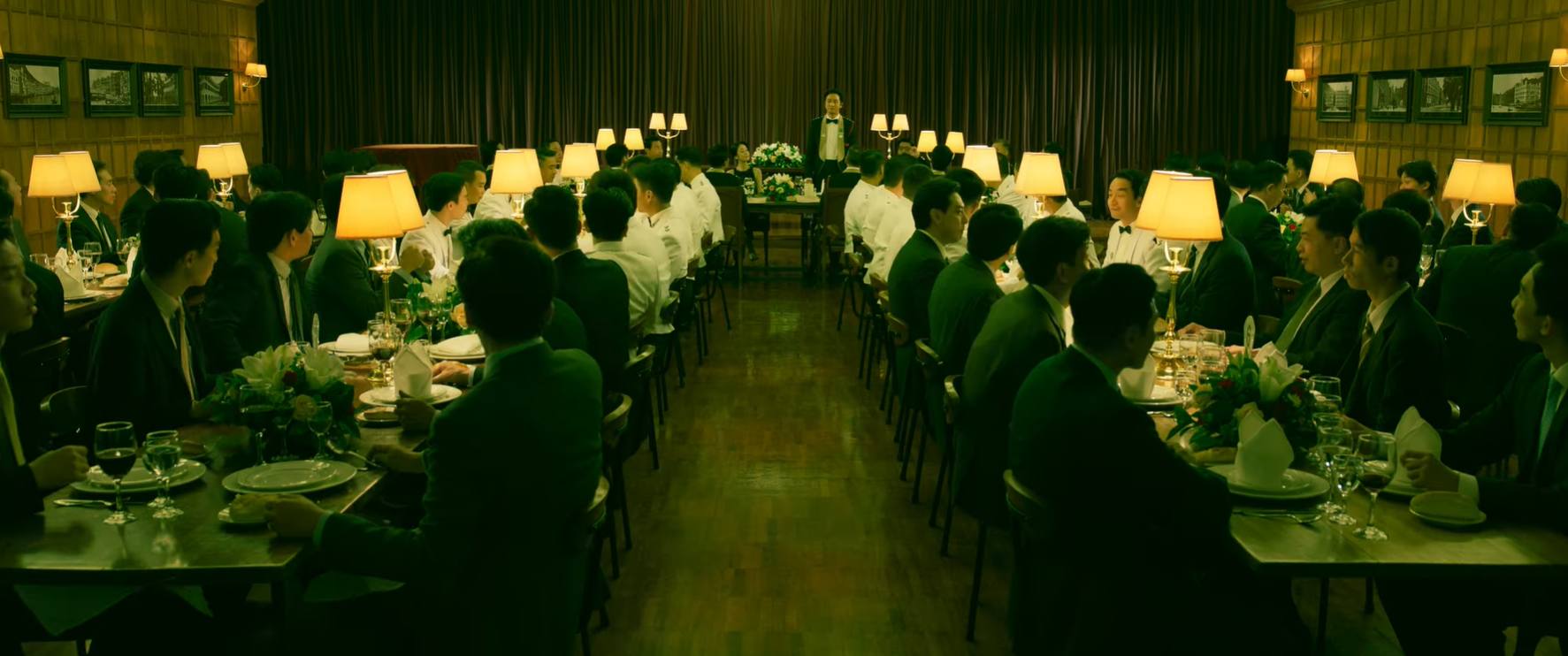 站在最前方的吳彥祖,閃現《寒戰1994》15秒宣傳片。