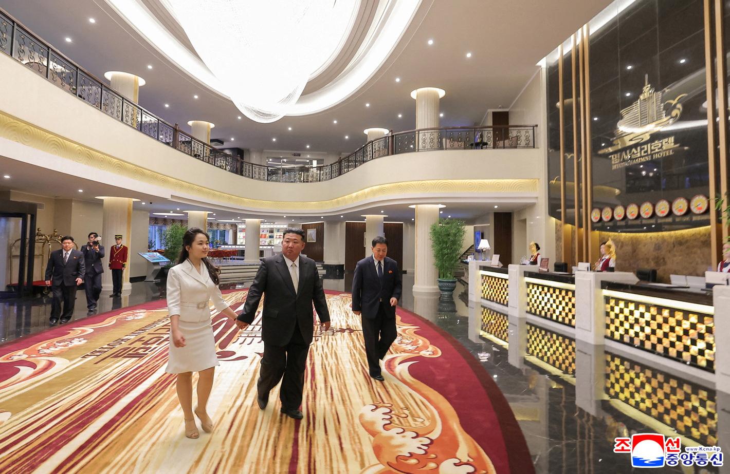 金正恩與女兒金主愛出席元山度假村的活動。(路透社)