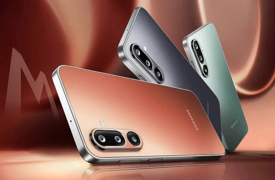 Galaxy M36 提供 Orange Haze(橙霧)、Velvet Black(絨黑)與 Serene Green(靜綠)三款潮流配色。