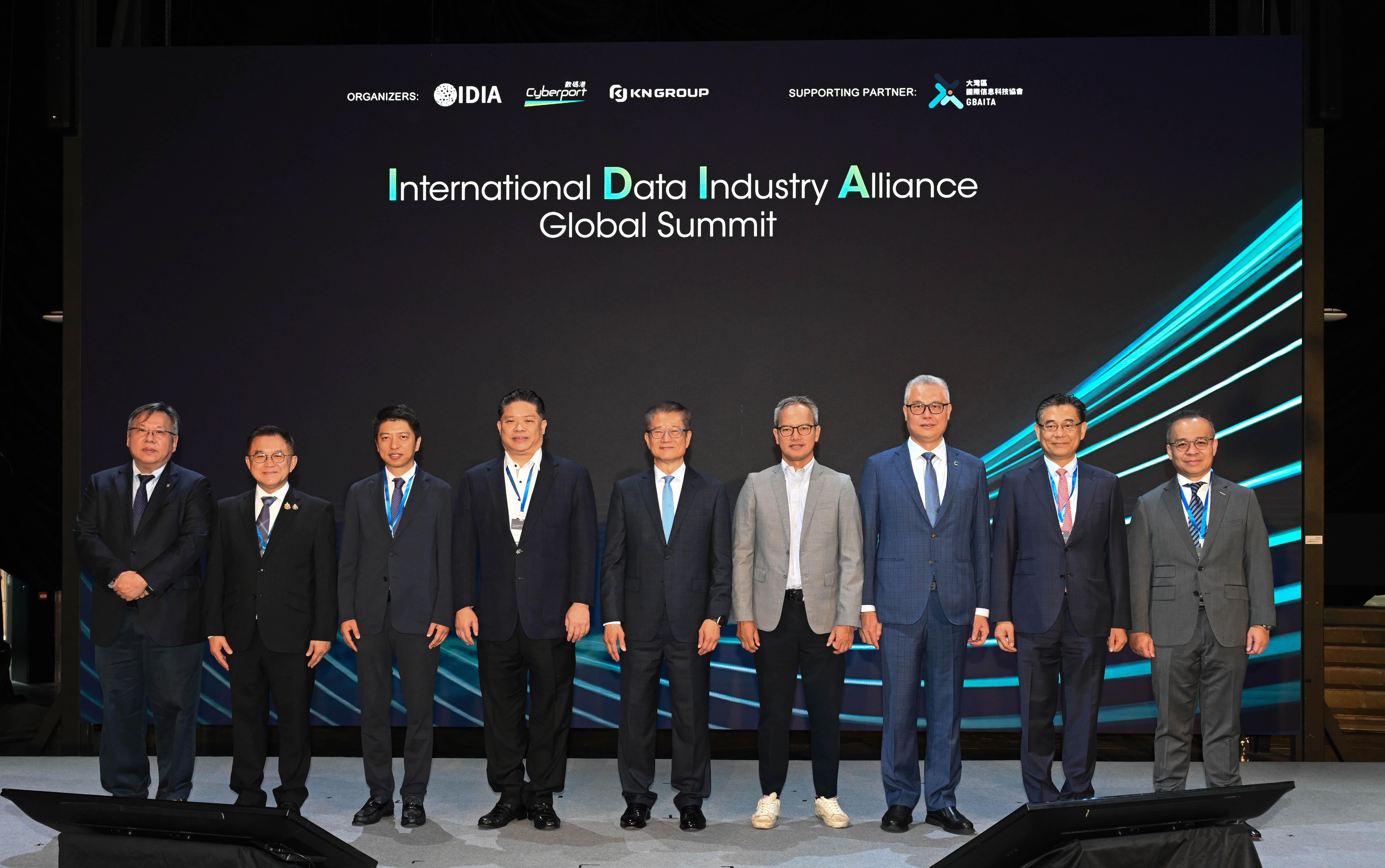 陳茂波出席國際數據產業聯盟全球峰會,與多位來自東盟的代表在活動上合照。 (陳茂波網誌圖片)